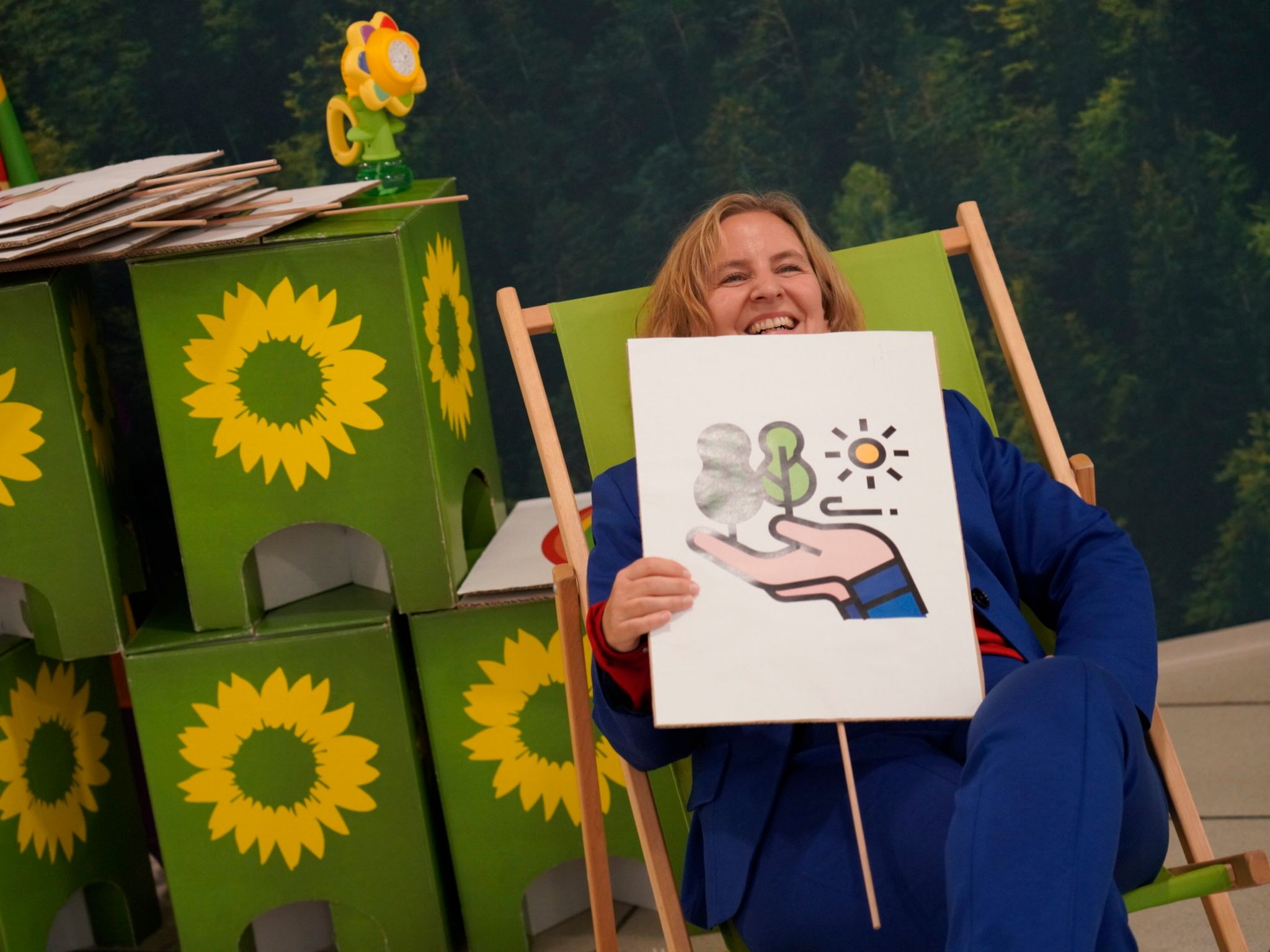 Nein, eine Angela-Merkel-Fan-Tasse gab es für Katrin Eder auf dem Parteitag in Bingen nicht, Spaß hatte sie aber dennoch.