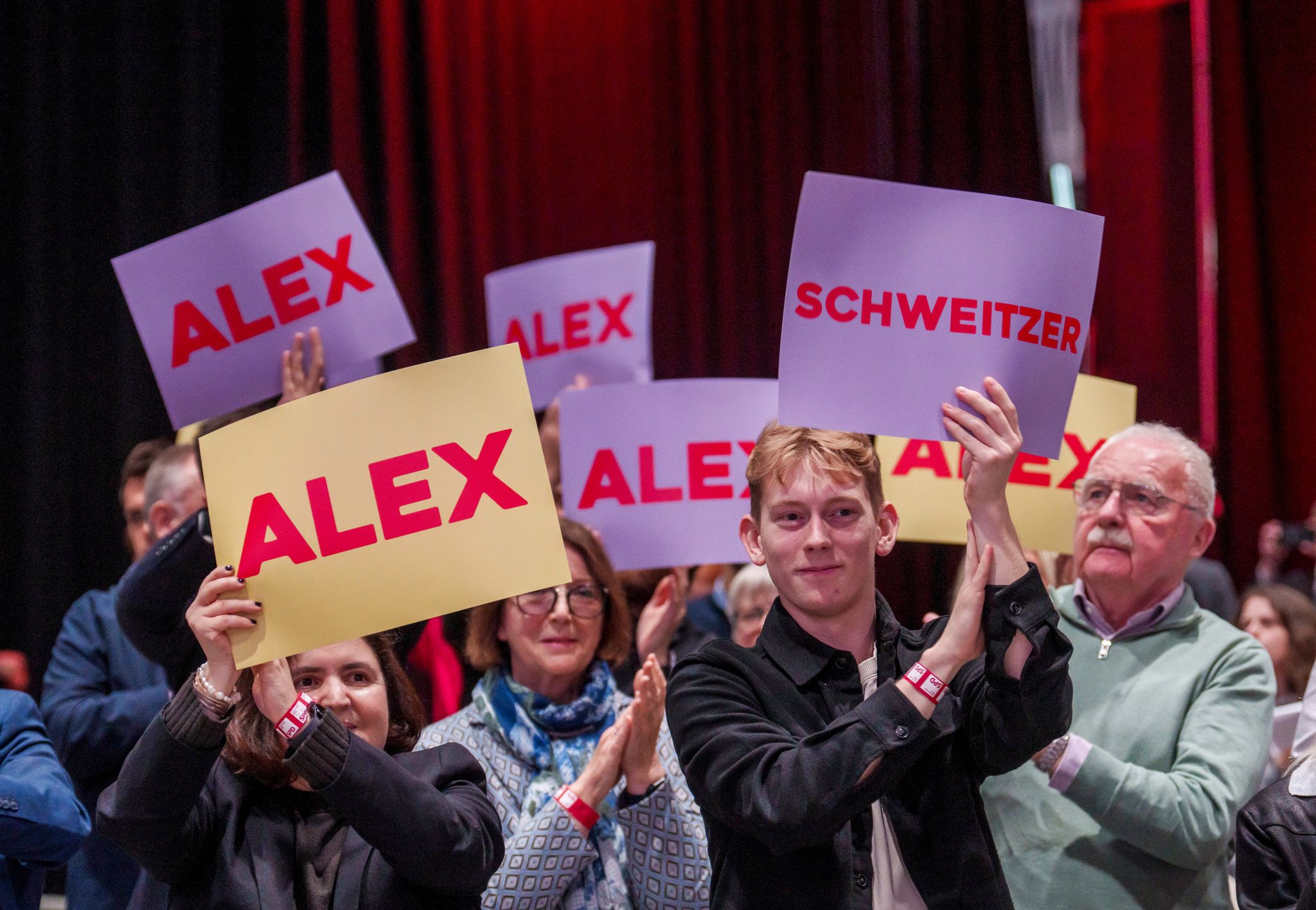 SPD-Spitzenkandidat und Ministerpräsident Alexander Schweitzer erhielt für seine Rede minutenlangen Applaus. 