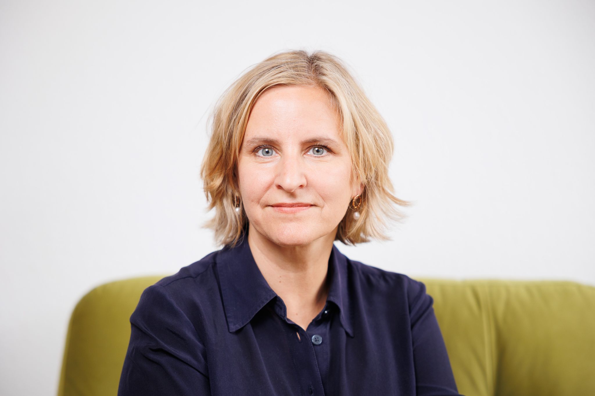 Mobilitätsministerin Katrin Eder (Grüne) will eine Belebung der Bahnhöfe, damit sich die Menschen dort wieder wohler fühlen. (Archivbild)