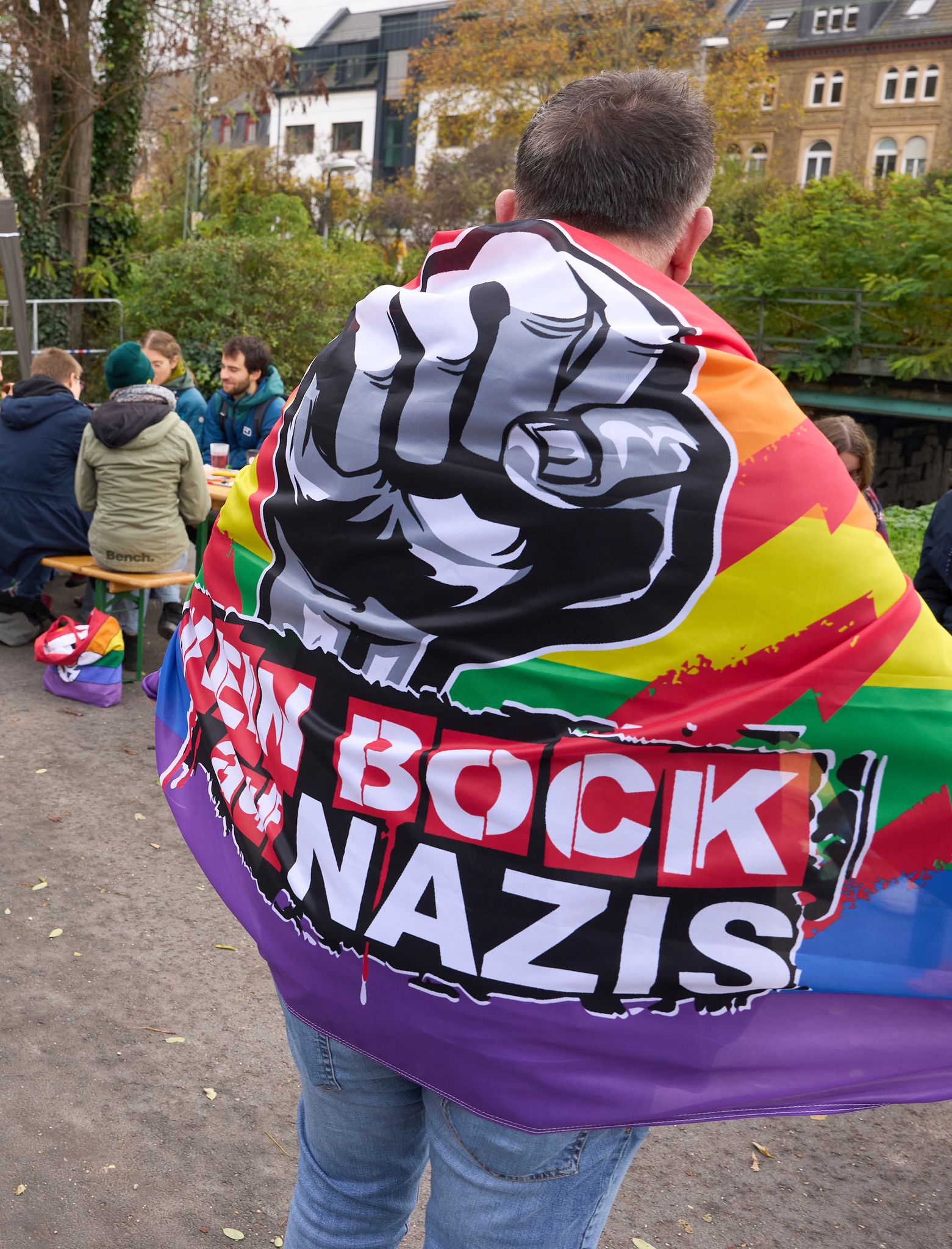 Das Bündnis «Buntes Bingen» demonstrierte unter anderem mit Regenbogenfahnen gegen die AfD.