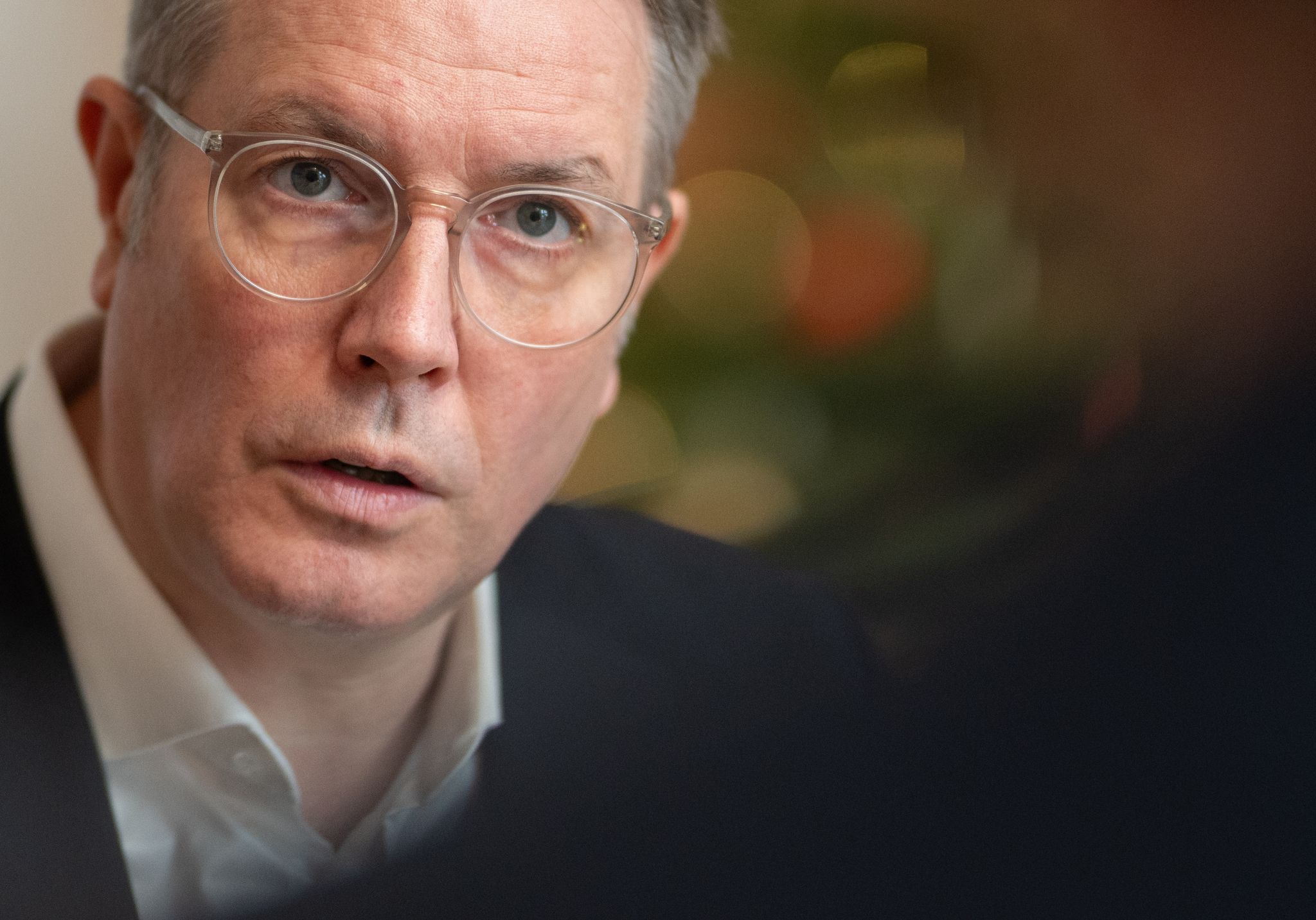 Ministerpräsident Alexander Schweitzer (SPD) erwartet eine 100-prozentige Kompensation für die Kommunen, wenn diese jetzt für Ukrainer aufkommen müssen. (Archivbild)