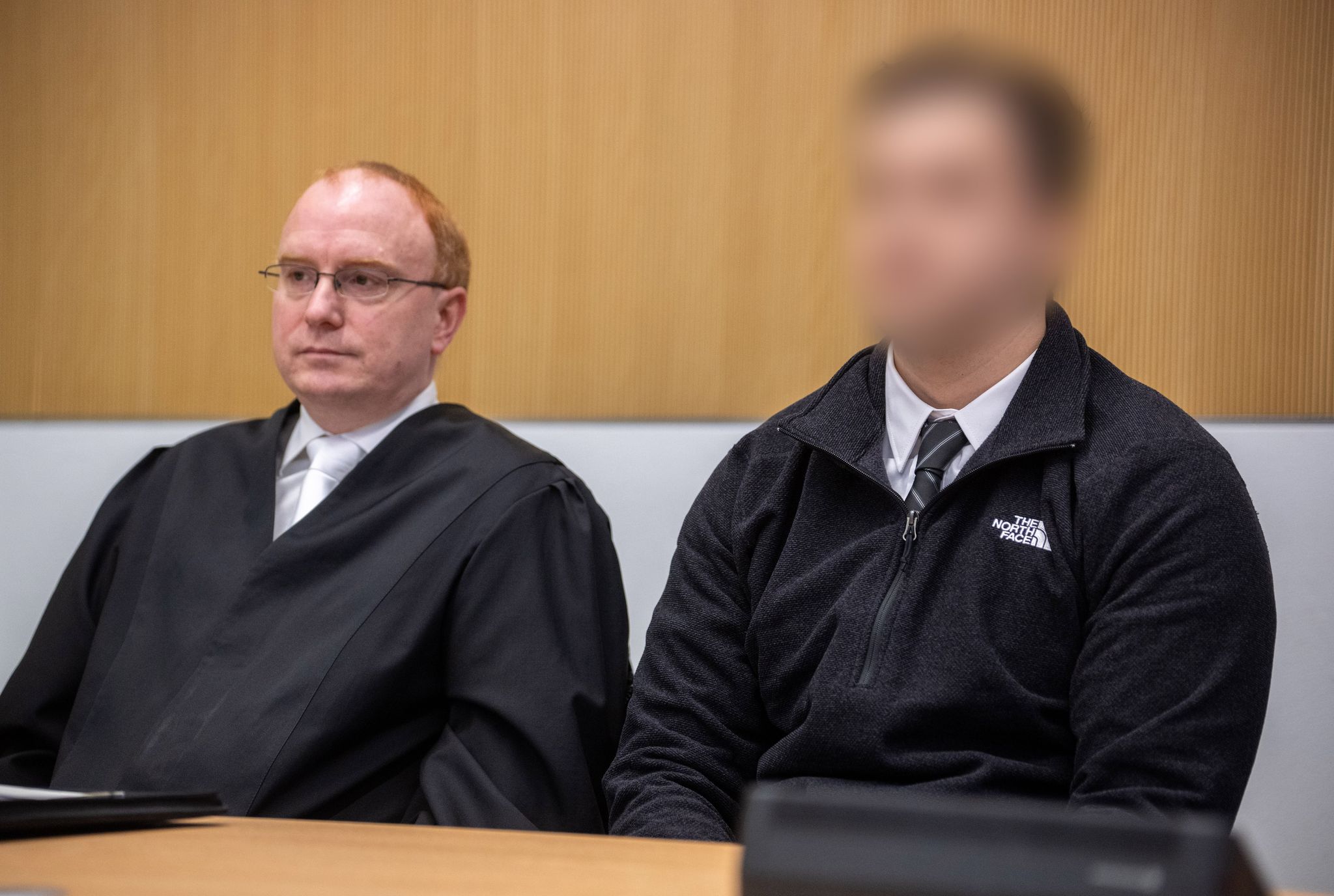 Dass er alkoholisiert fuhr, sei ihm bekannt und bewusst gewesen, sagte der Angeklagte über seinen Anwalt.