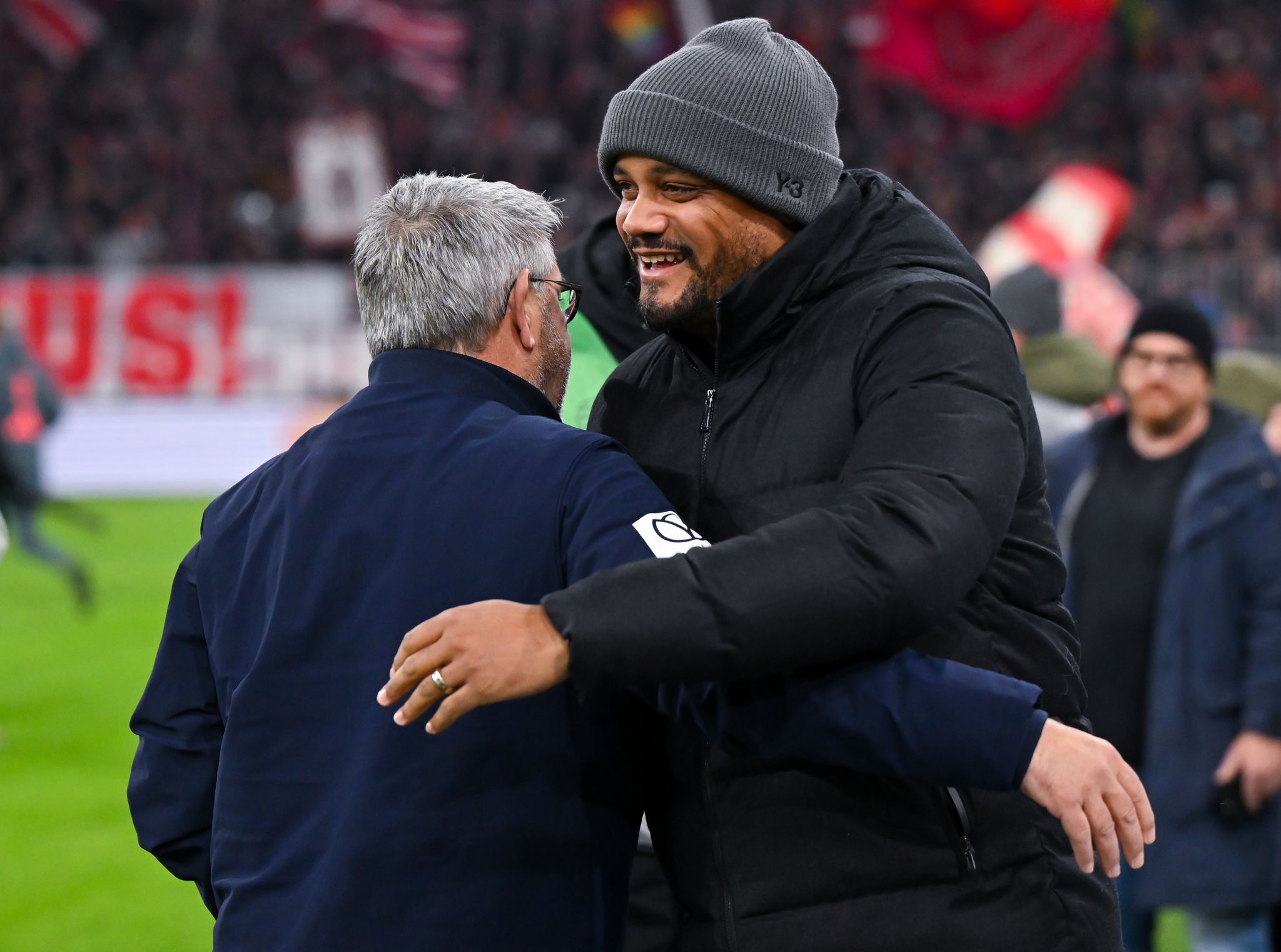 Bayern-Trainer Kompany (r) begrüßt den neuen Mainzer Coach Fischer.