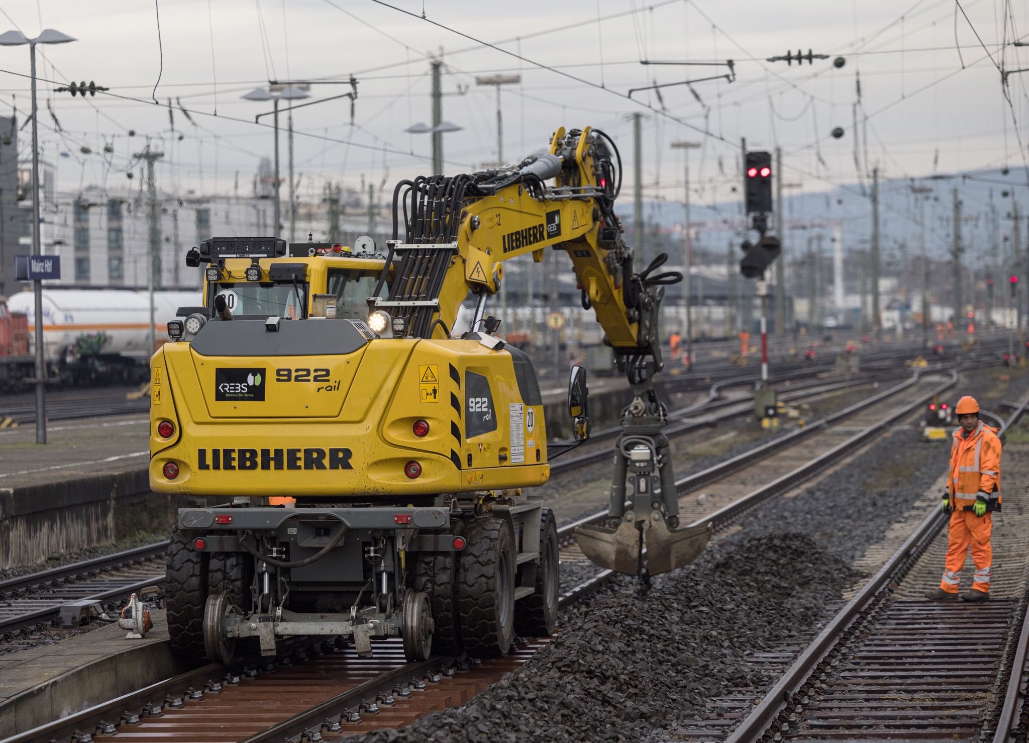 Zum Abschluss muss an neuen Gleisabschnitten noch geschottert werden.