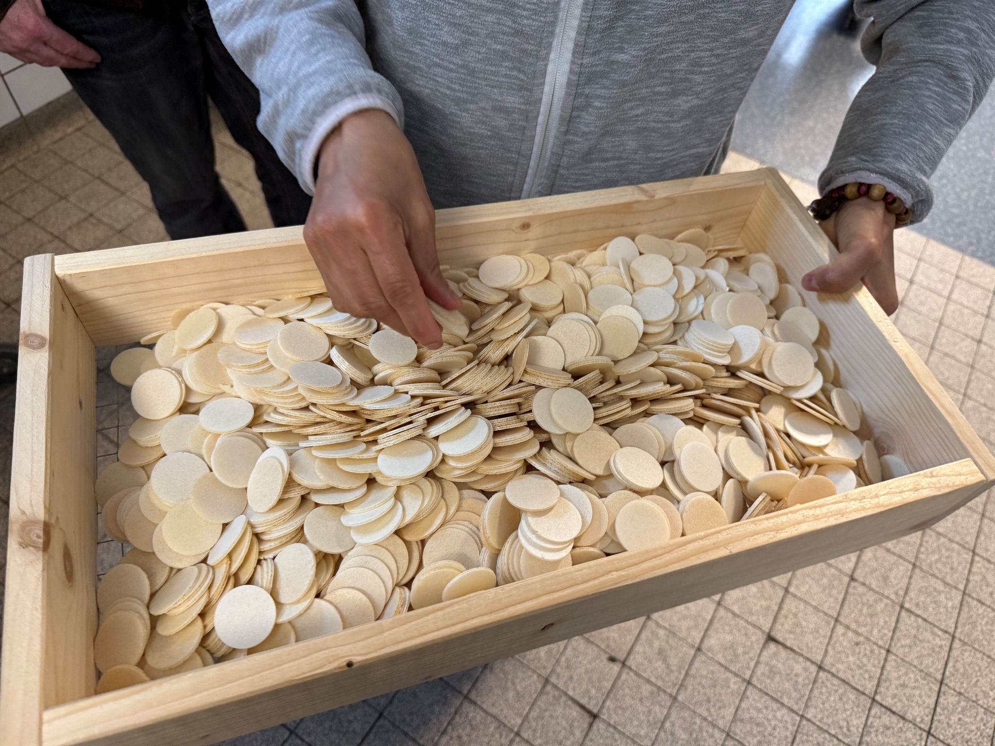 Hostienbacken ist viel Handarbeit. (Archivbild)