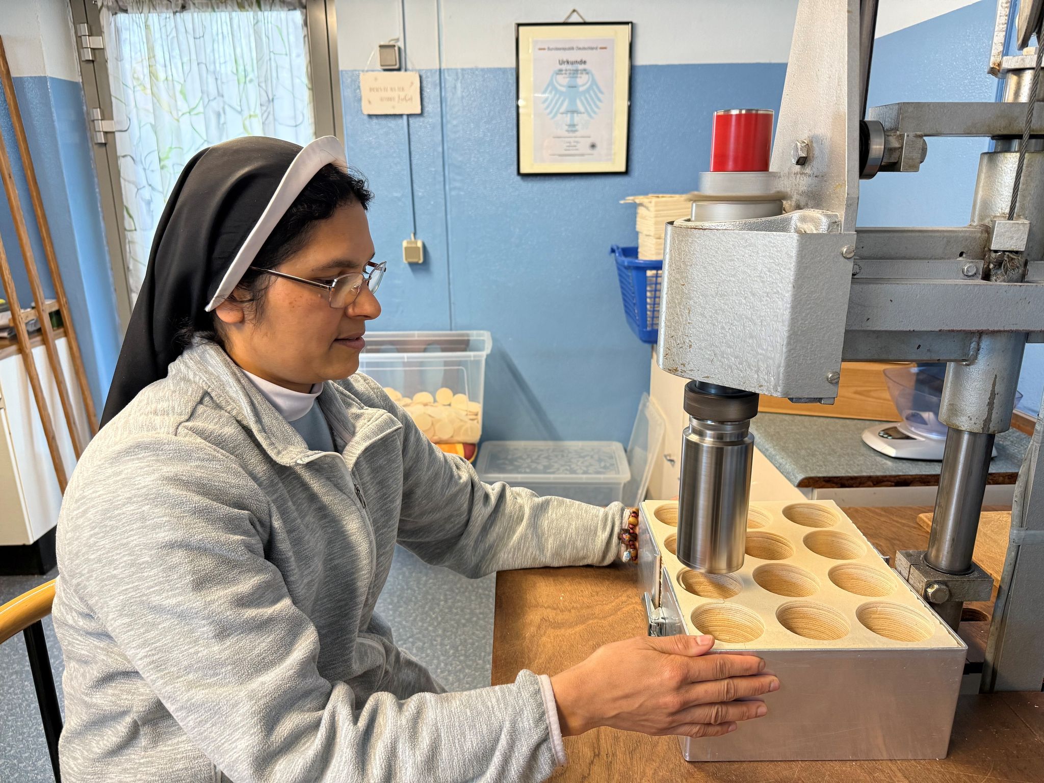 Im Kloster Heilig Kreuz gibt es seit 1958 eine Hostienbäckerei (Archivbild)