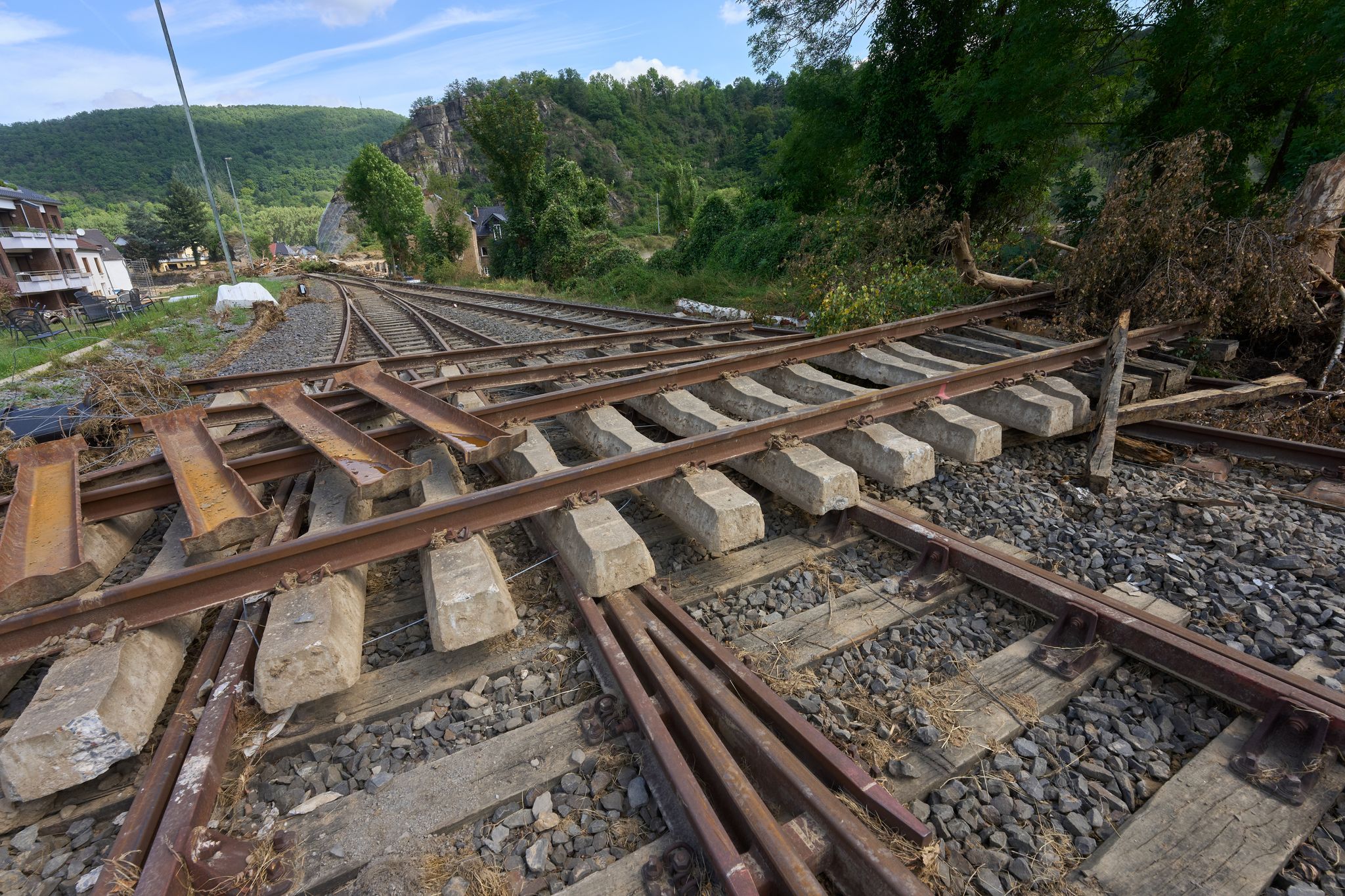 Nach der Flut lagen Bahngleise im Ahrtal quer auf der Bahnstrecke. (Archivbild)