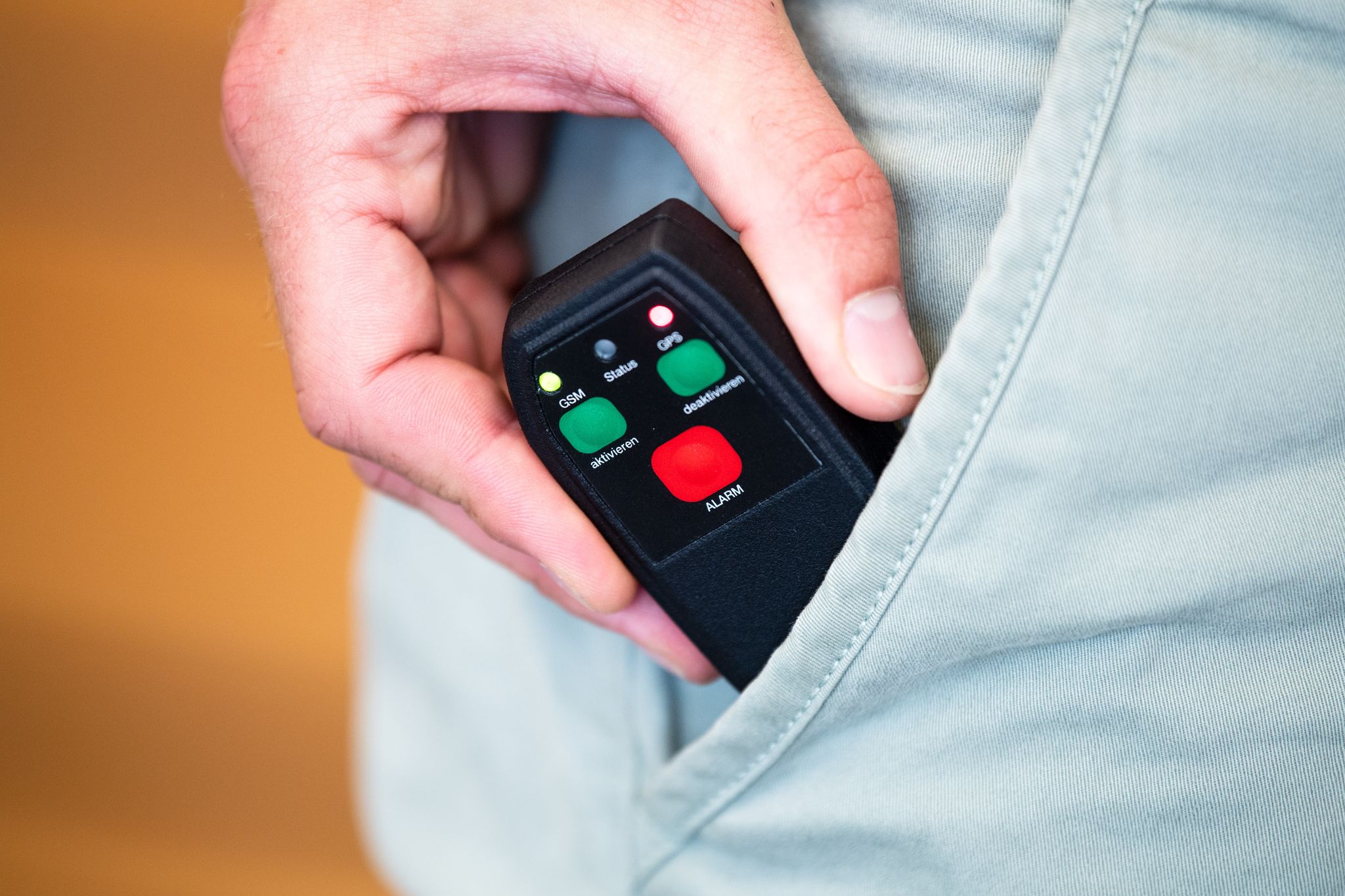 Bundesweit sollten Gerichtsvollzieher mobile Alarmsysteme zur Verfügung haben, meint der Bundesverband DGVB, um im Notfall einfacher Hilfe anfordern zu können. (Symbolbild)