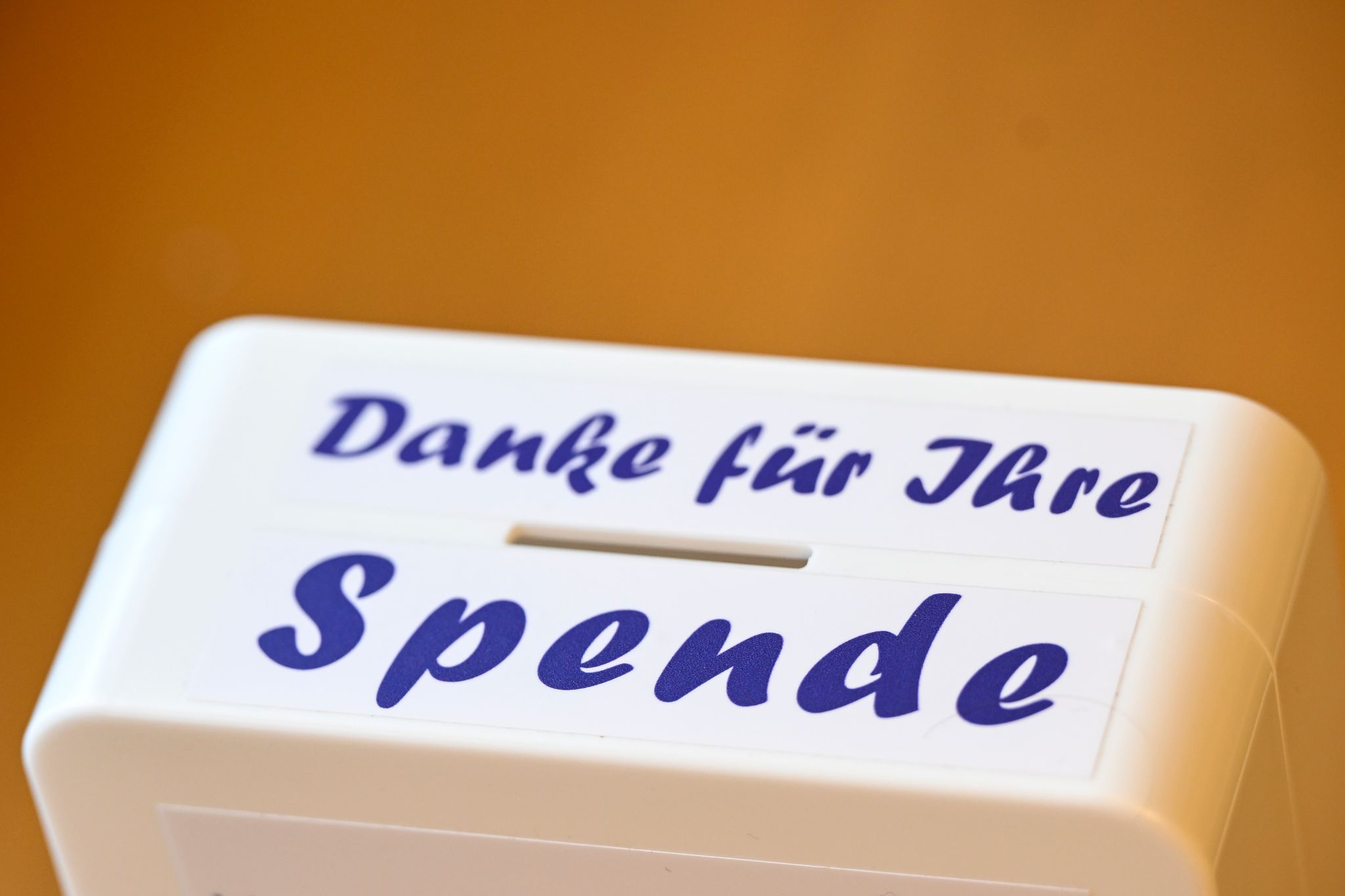 In der Adventszeit einen kleinen Betrag spenden: Dabei ist Vorsicht geboten, nicht alle Spendenaufrufe sind seriös. (Symbolbild)