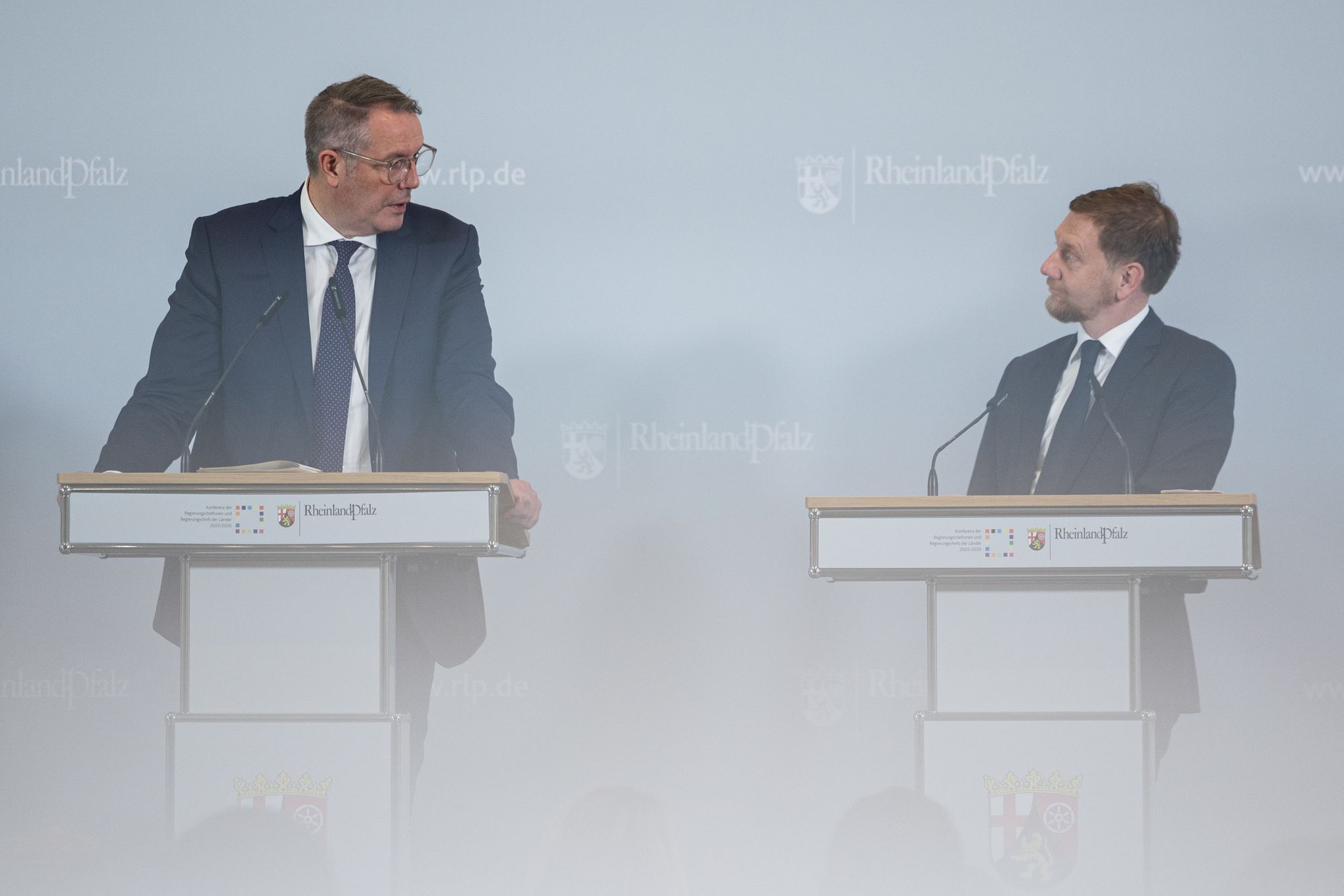 Die Ministerpräsidenten von Rheinland-Pfalz und Sachsen, Alexander Schweitzer (SPD) und Michael Kretschmer (CDU), werden die Ergebnisse der Beratungen vorstellen. (Archivbild)
