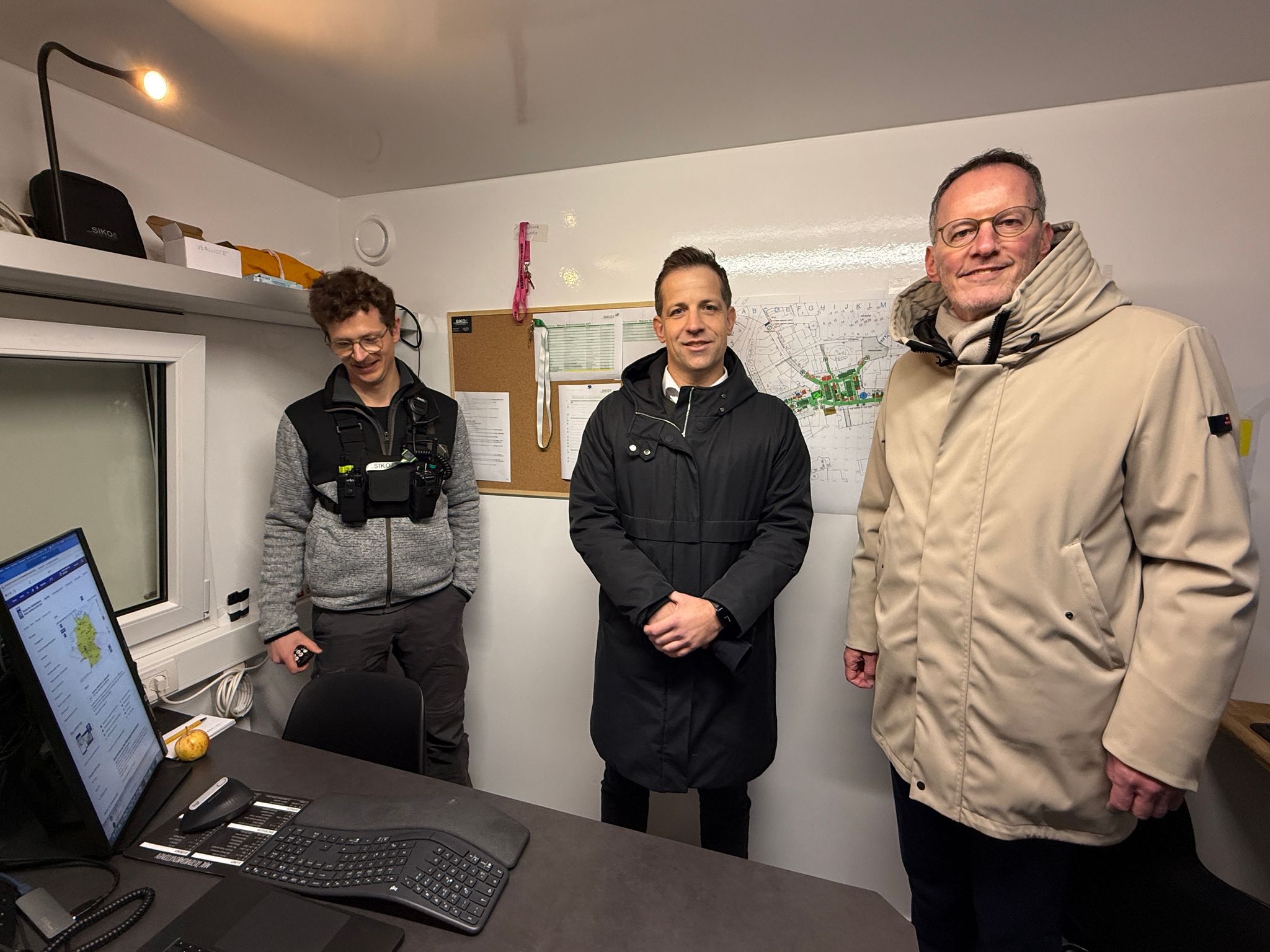 In der Veranstaltungsleitzentrale kann das Geschehen auf dem Weihnachtsmarkt auf neun Bildschirmen beobachtet werden.