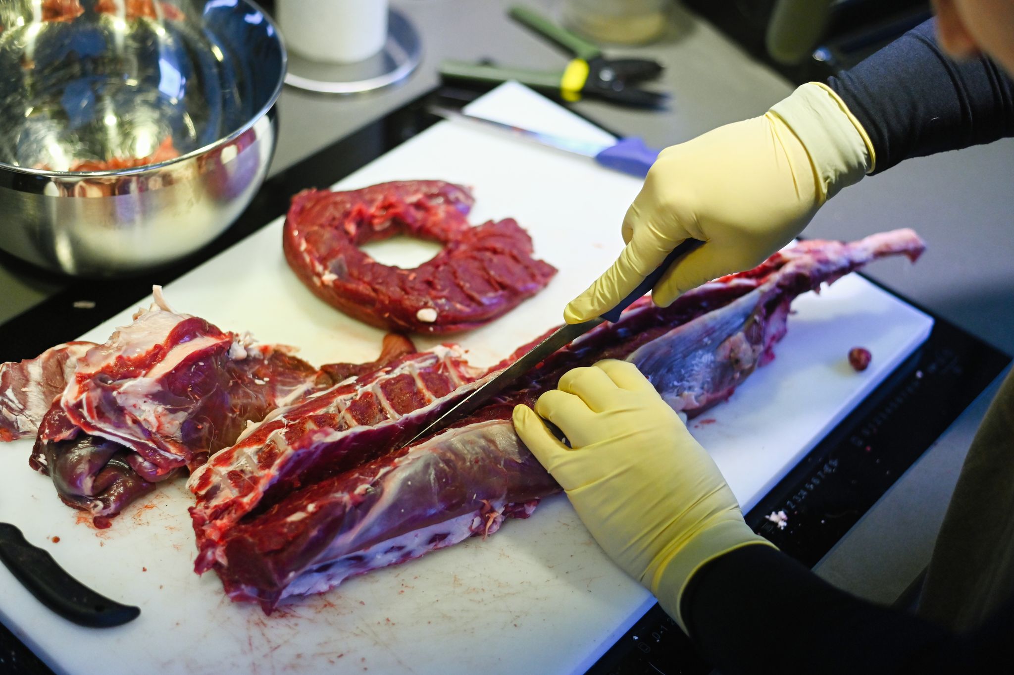Wegen der Verarbeitung des Wildbrets zu Tiefkühl- und Dosenware lässt sich das Fleisch gut lagern und transportieren. (Archivbild)