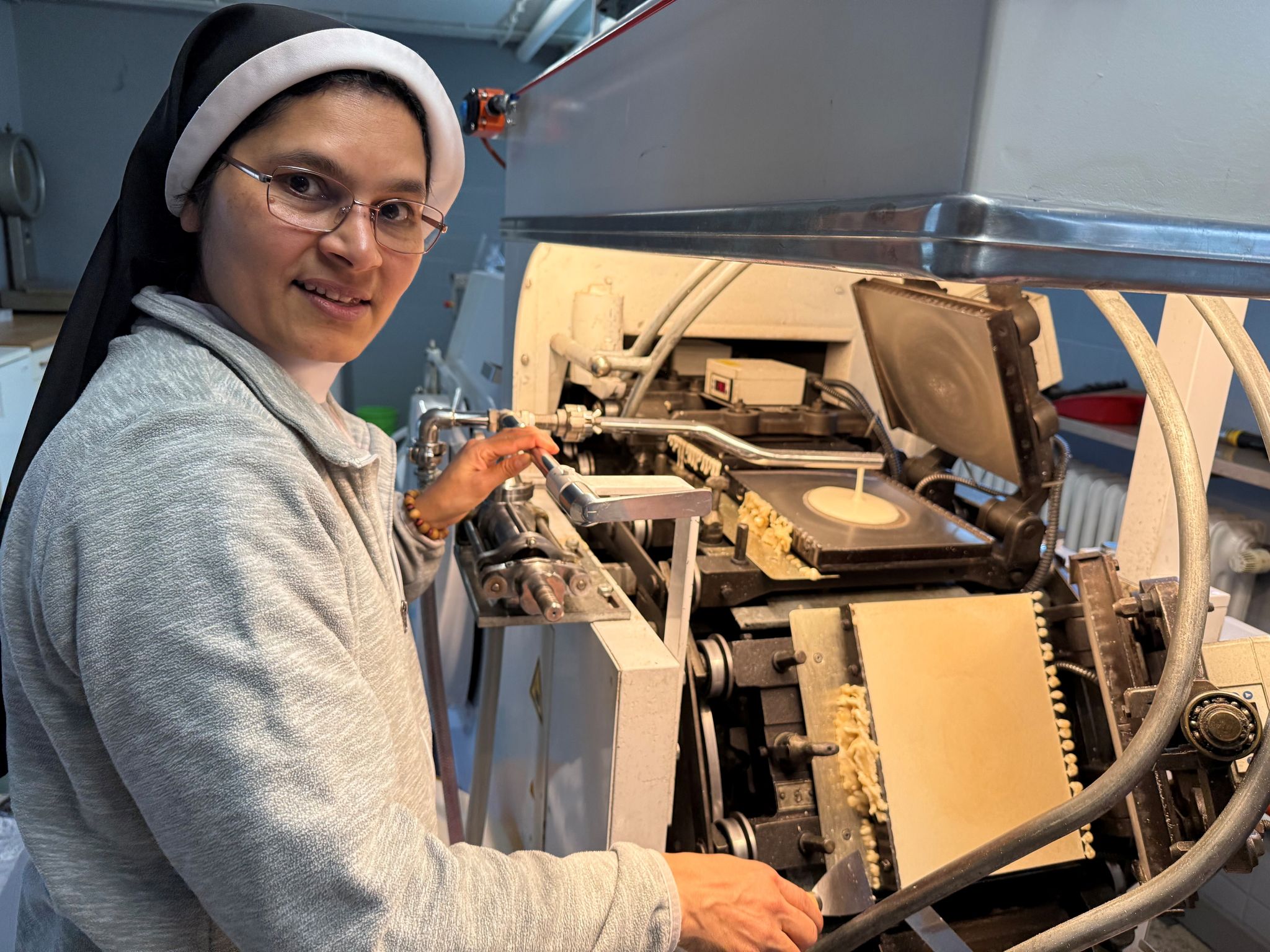 Die Hostienplatten werden bei rund 190 Grad gebacken (Archivbild)