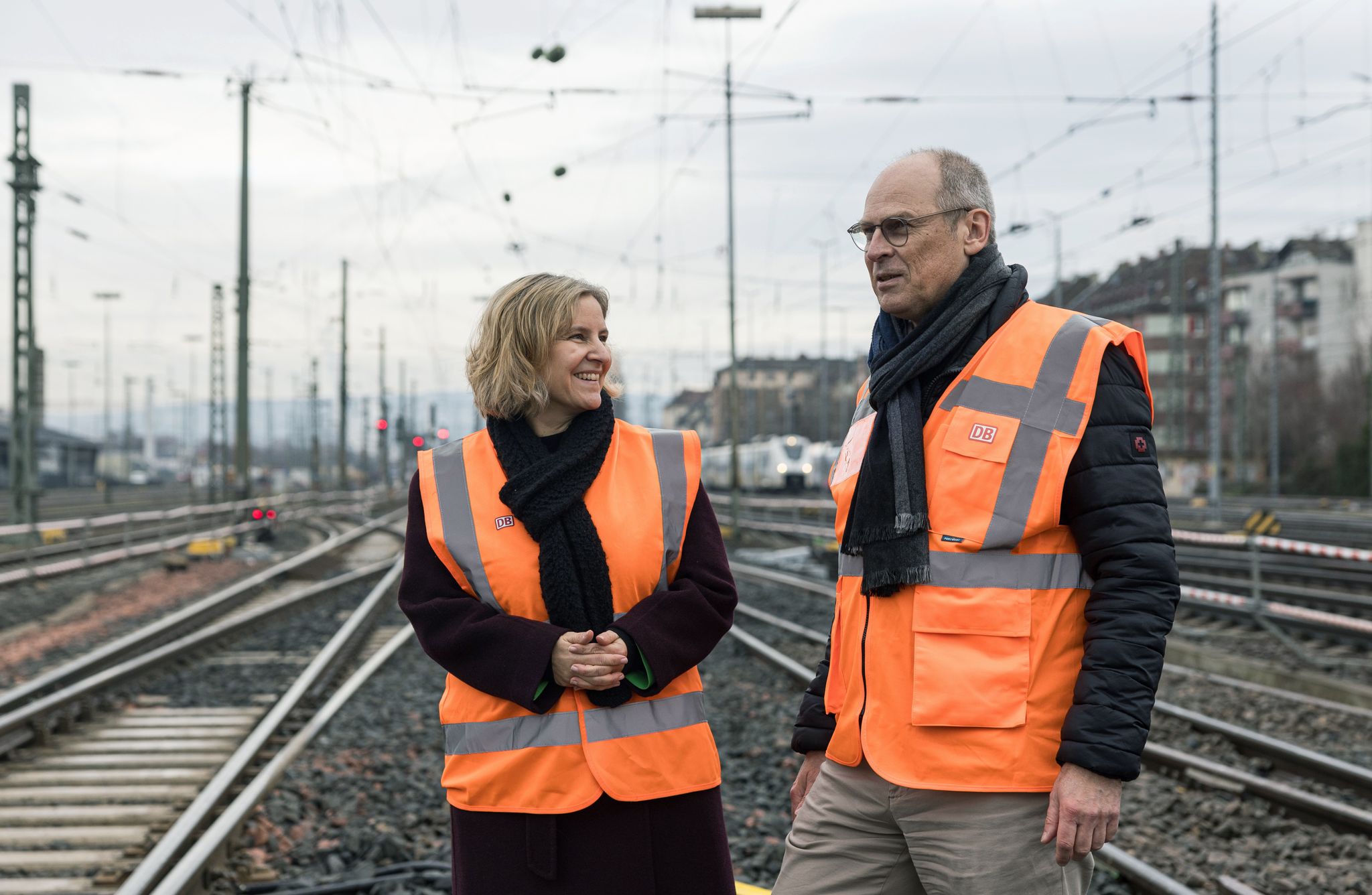 Ministerin Eder und Bahn-Manager Bolte sind sich einig, dass die Kommunikation der Bahn rund um Baustellen und Einschränkungen besser geworden ist.