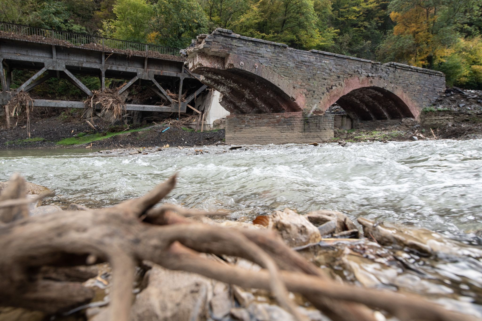 Die Flutkatastrophe zerstörte auch Gleise und Brücken. (Archivbild)