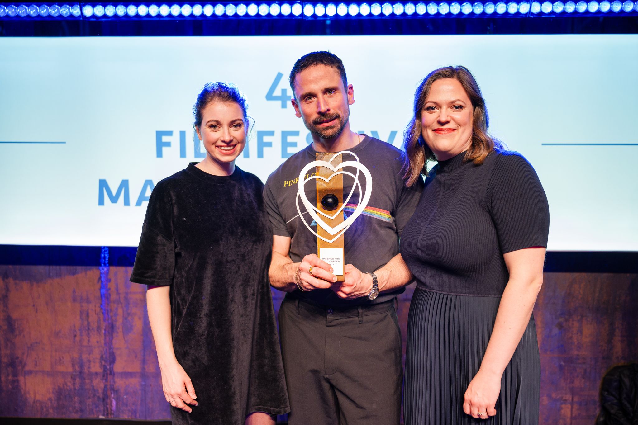 Wer wird die begehrten Trophäen bei der 47. Ausgabe des Filmfestivals Max Ophüls erhalten? Vor einem Jahr konnten MOP-Festivalleiterin Svenja Böttger (r) und Programmleiterin Theresa Winkler (l) dem Regisseur Lauro Cress für «Ungeduld des Herzens» zum Hauptpreis für den besten Spielfilm gratulieren. (Archivbild) 