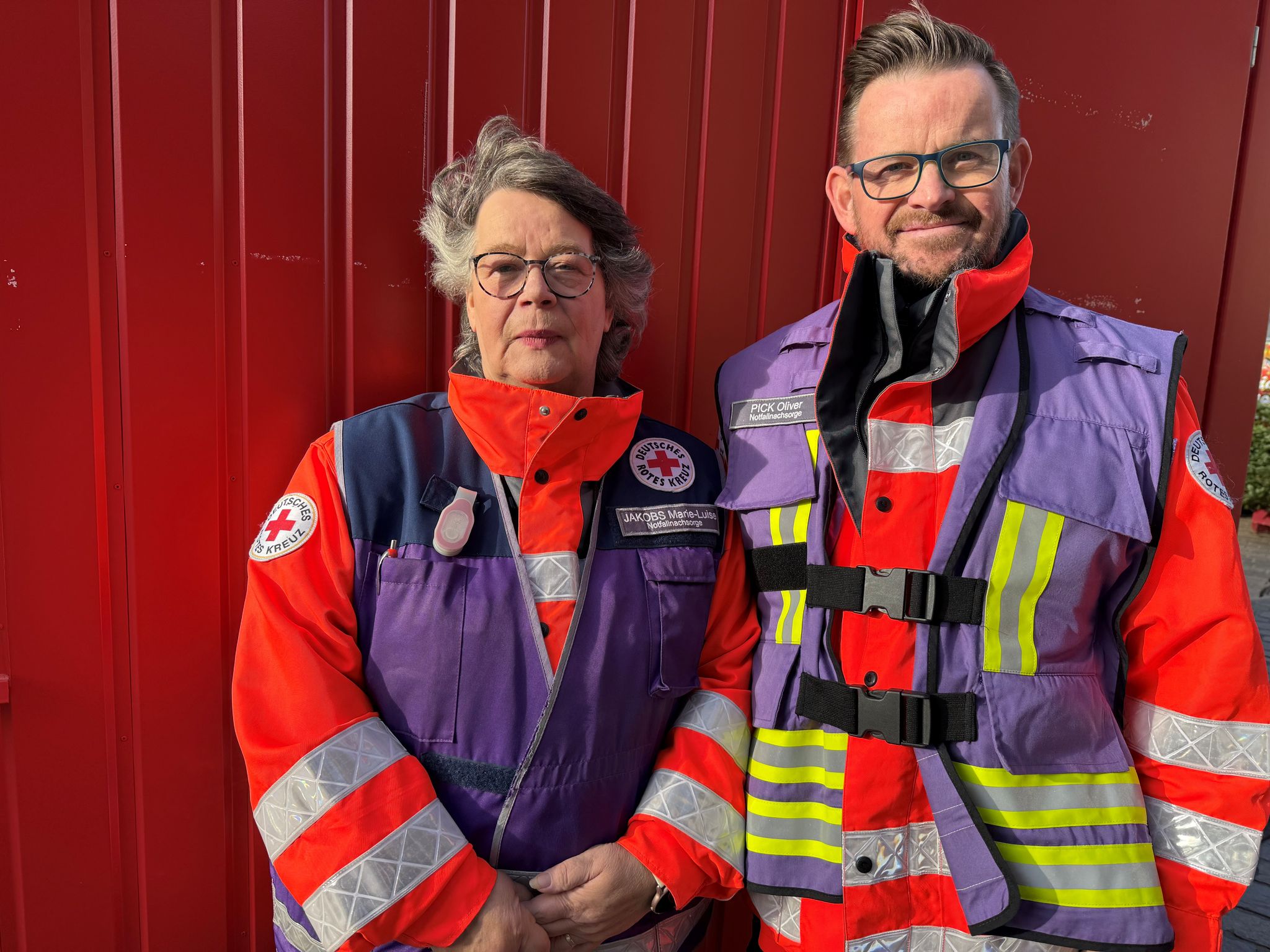 Einsatzkräfte fragen seit einigen Jahren öfter bei der Notfallnachsorge an, wie Oliver Pick (r) vom Deutschen Roten Kreuz erzählt.
