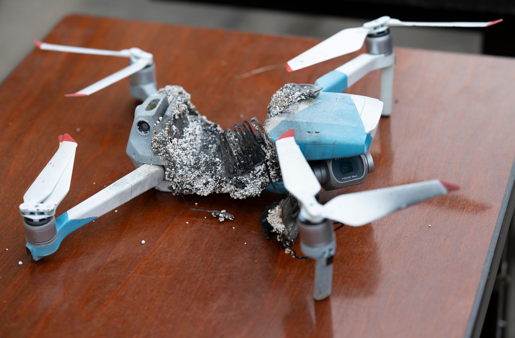 Eine bei einer Polizeiübung mit scharfer Munition abgeschossene Drohne.