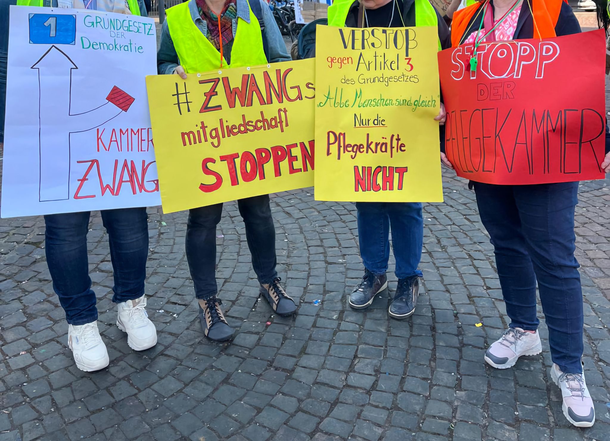 Im vergangenen Jahr demonstrierten Pflegekräfte in mehreren rheinland-pfälzischen Städten gegen die Pflegekammer und deren Pflichtbeiträge. (Archivbild)