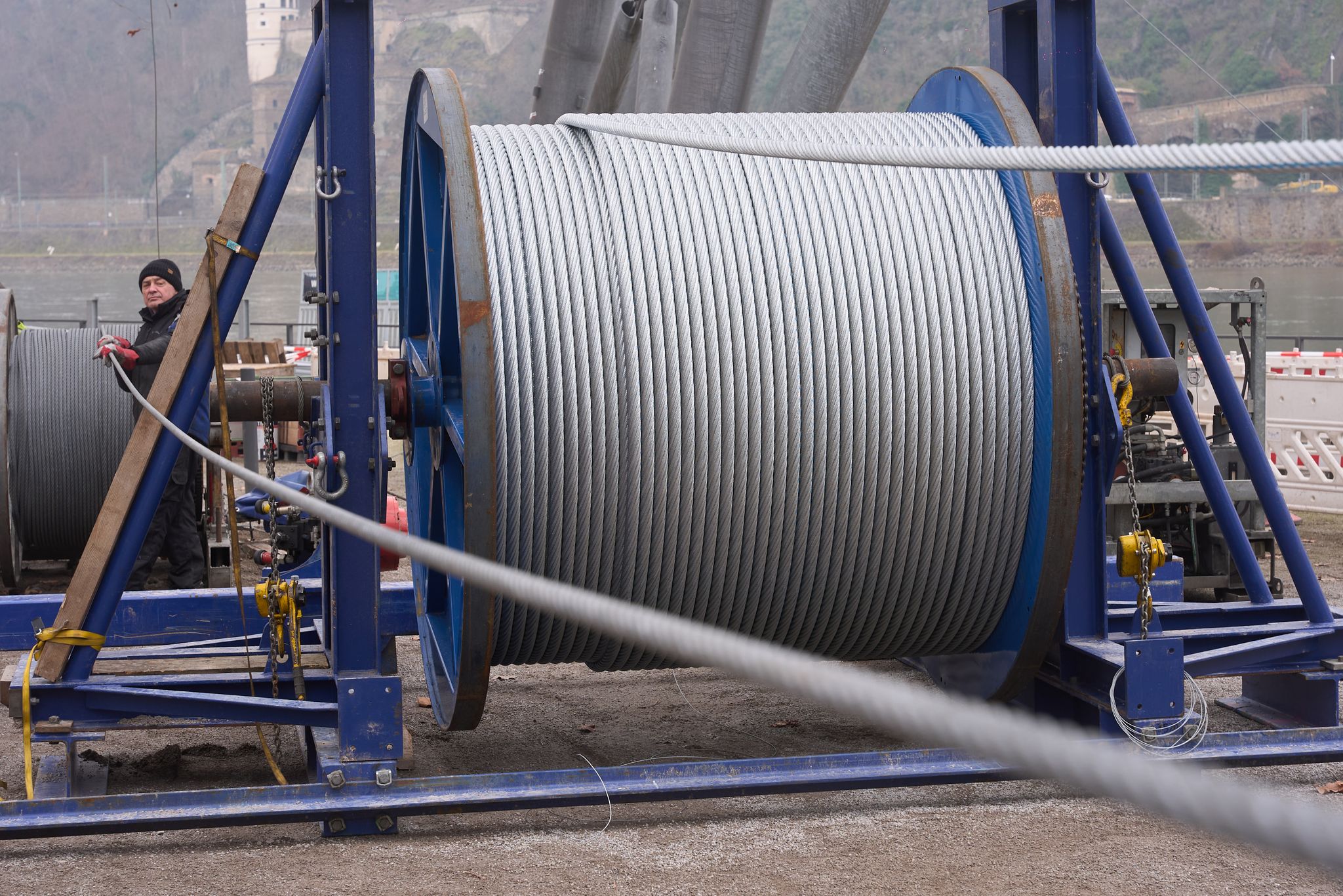 Das Seil wurde an einer großen Trommel angeliefert.