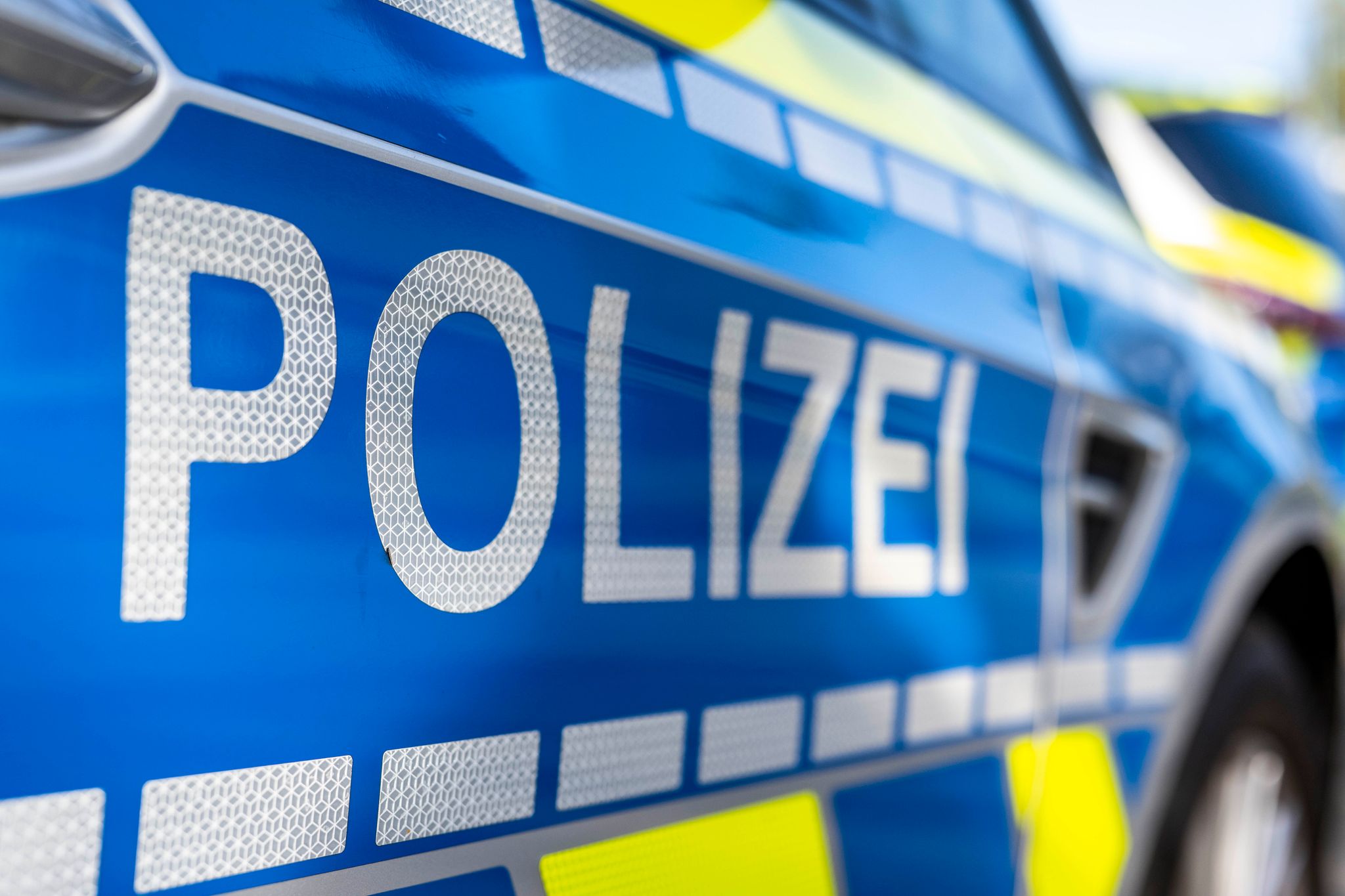 Die Polizei wird auf den Schulhöfen vermehrt zu sehen sein. (Symbolbild)