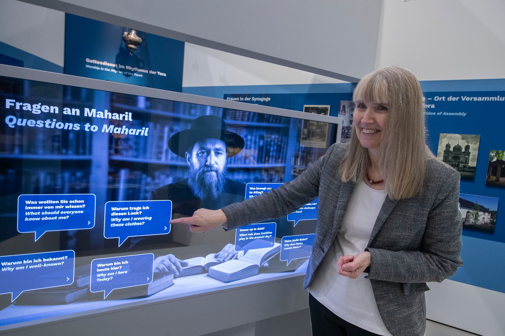 Ein KI gesteuerter Avatar eines Rabiners beantwortet Fragen. 