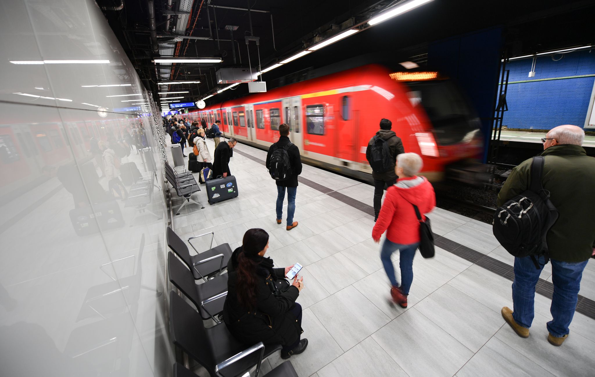 Auch die Anbindung des Frankfurter Flughafens ist von den Einschränkungen betroffen. (Symbolfoto)