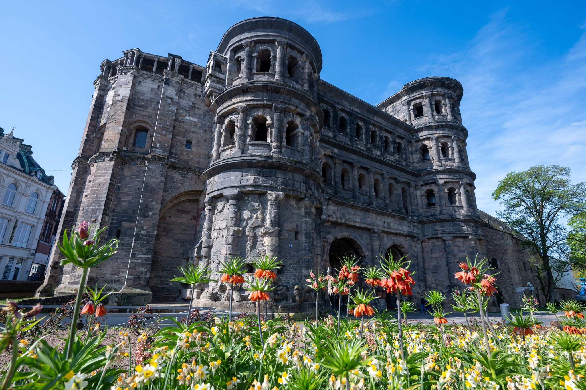 Die Porta Nigra wird sauber gemacht. 
