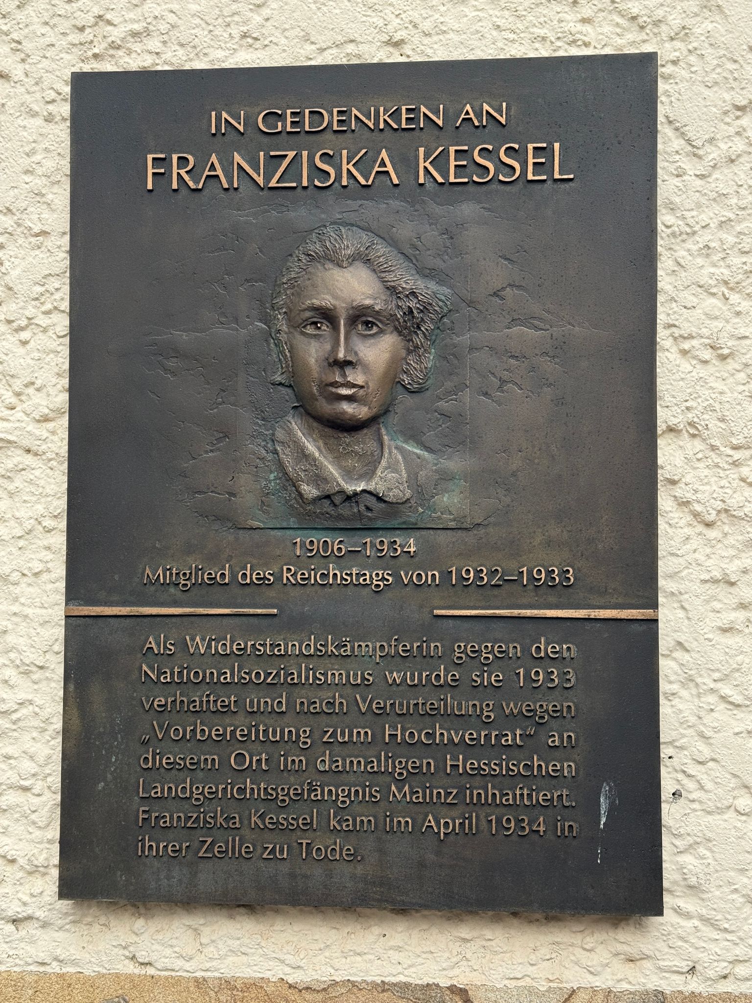 Der Landtag gedenkt mit einer Plakette der Widerstandskämpferin Franziska Kessel, die in einer NS-Haftzeile mit 28 Jahren starb.