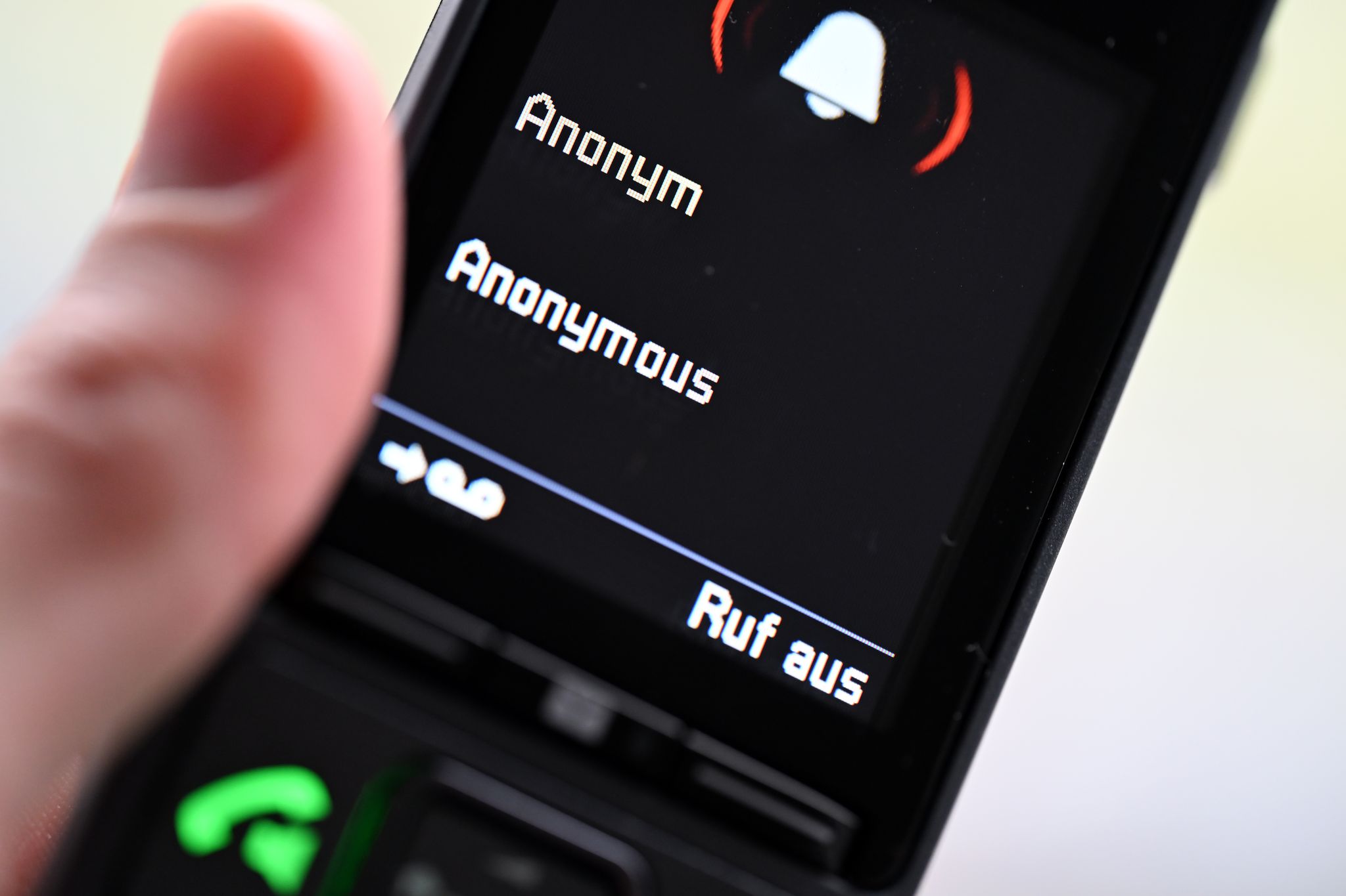 Bei den Betrugsfällen werden Bürgerinnen und Bürger etwa mit gefälschten Anrufen wie mit der Notrufnummer 110 oder auch mit vermeintlich echten automatischen Ansagen von Behörden in die Falle gelockt. (Symbolbild)