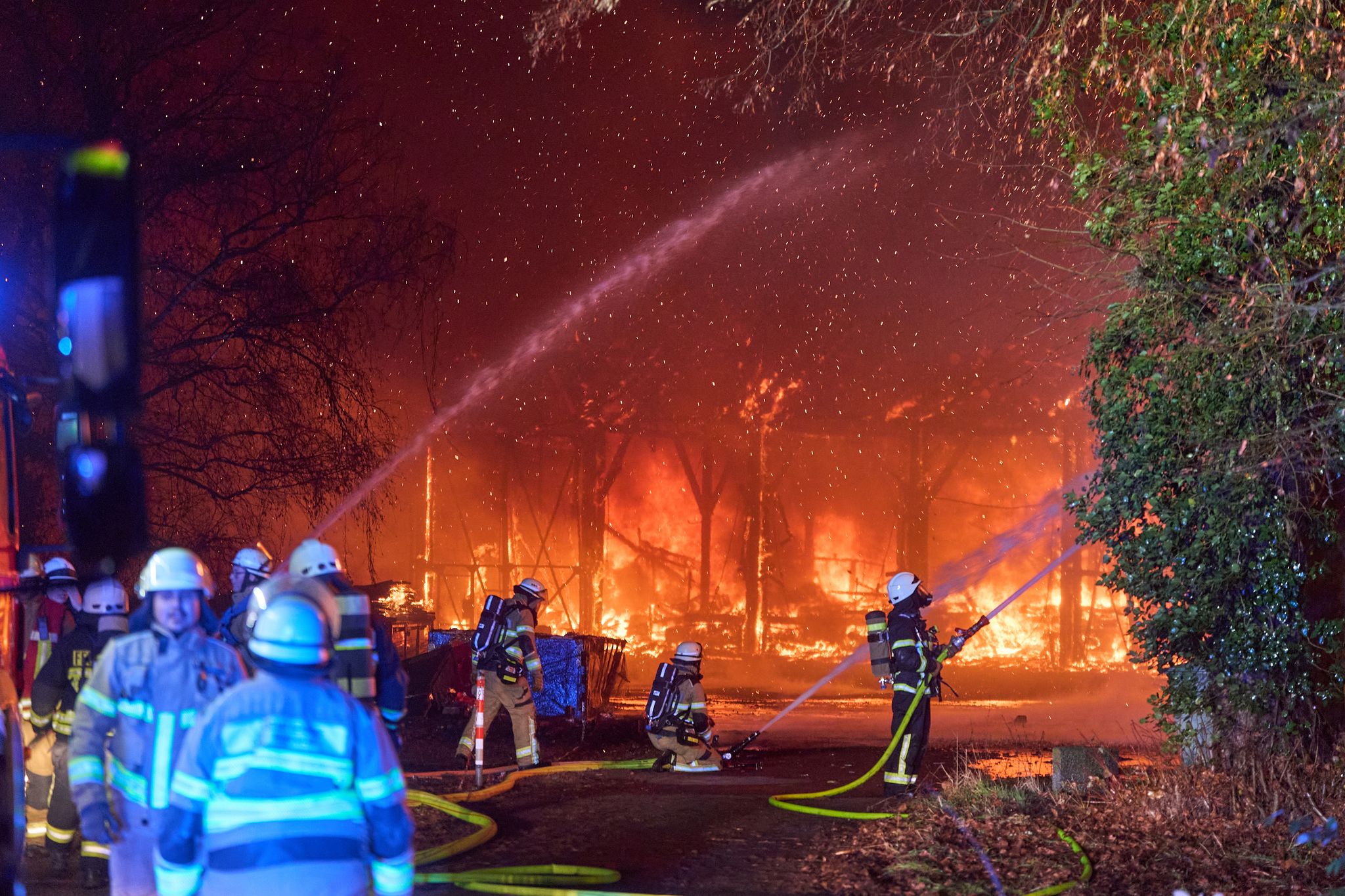 Der Schuppen fing in der Silvesternacht Feuer. (Archivbild)