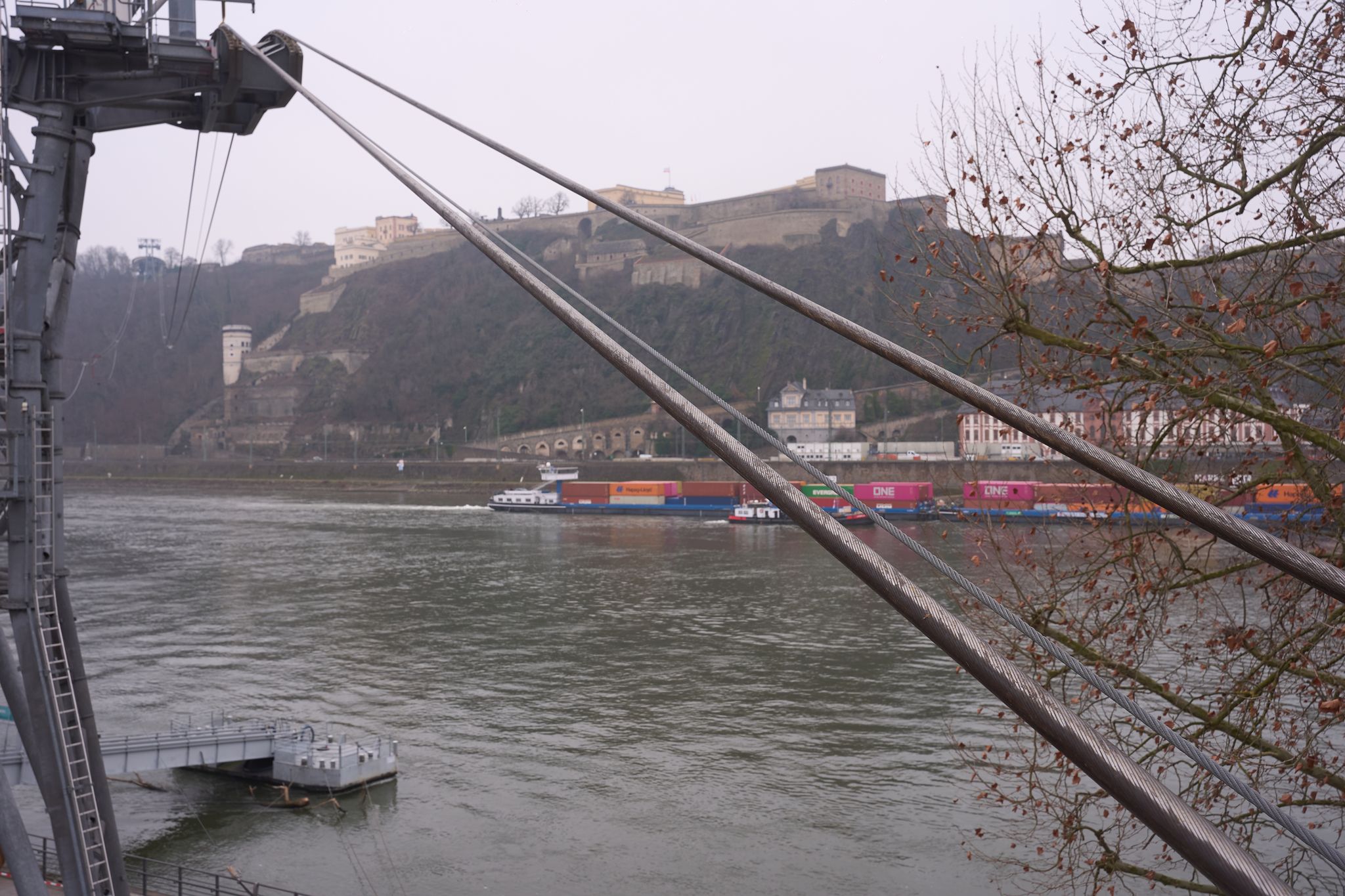 Die Seile führen über den Rhein.
