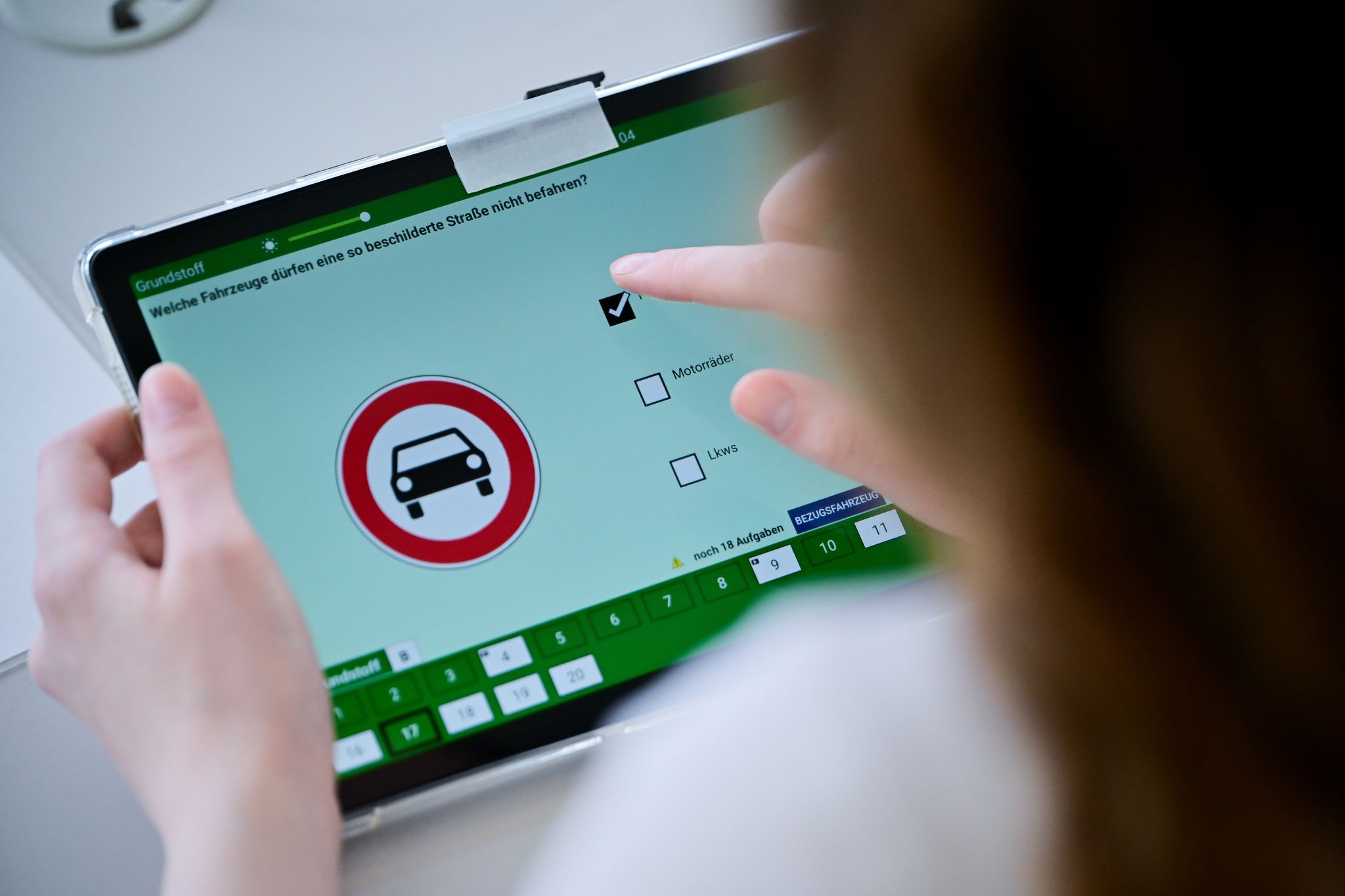 Die theoretische Prüfung des Führerscheins soll abgespeckt werden. (Archivbild)