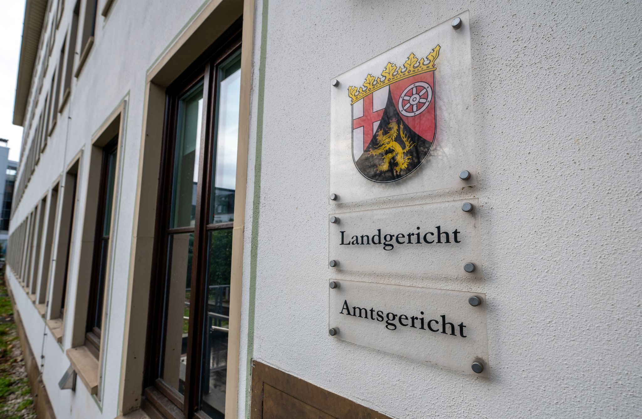 Im Prozess um einen Mord auf einem Parkplatz muss der Mann lebenslang in Haft (Archivbild)