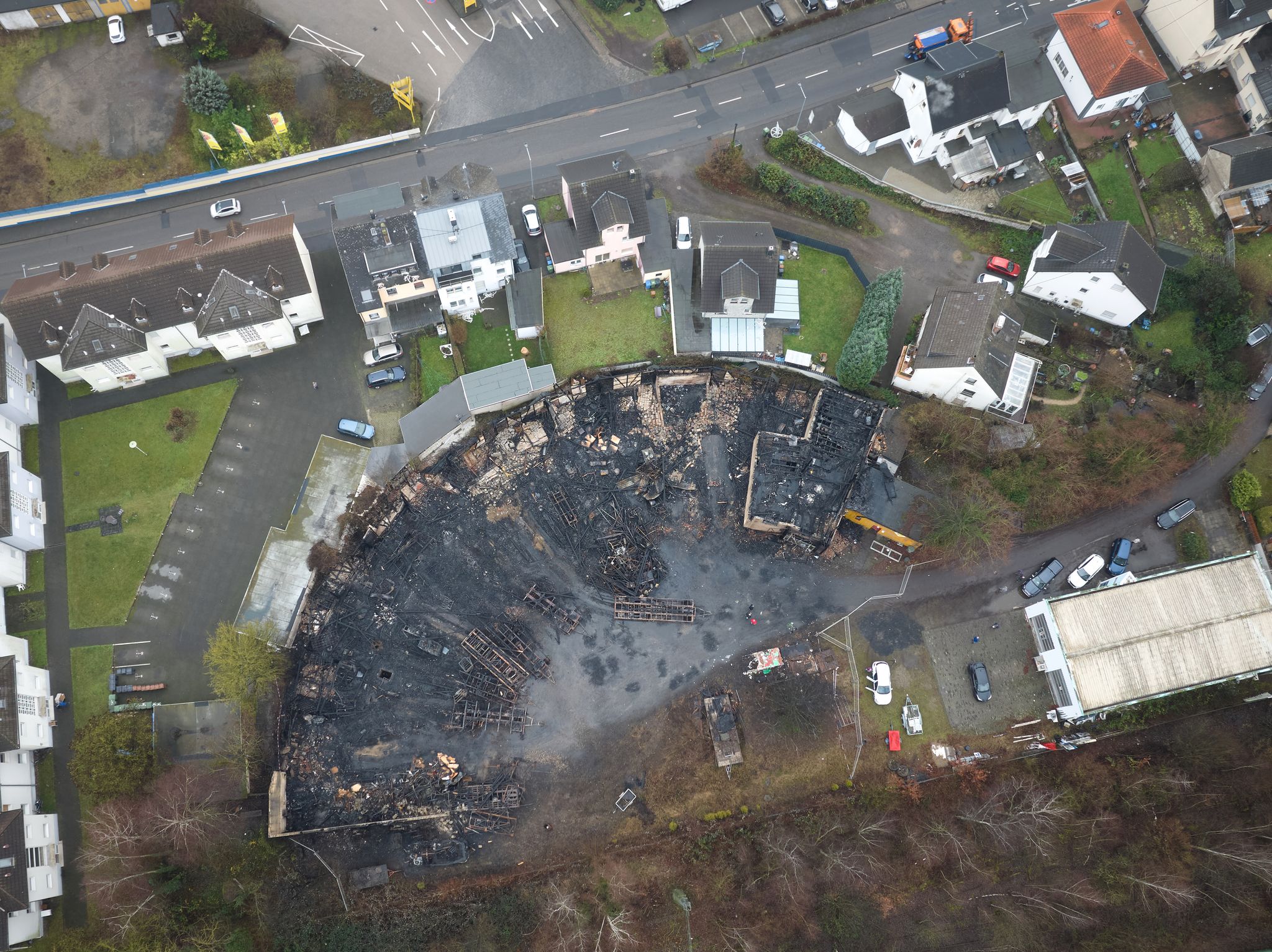 Mit dem Schuppen verbrannten auch Karnevalswagen. (Archivbild)