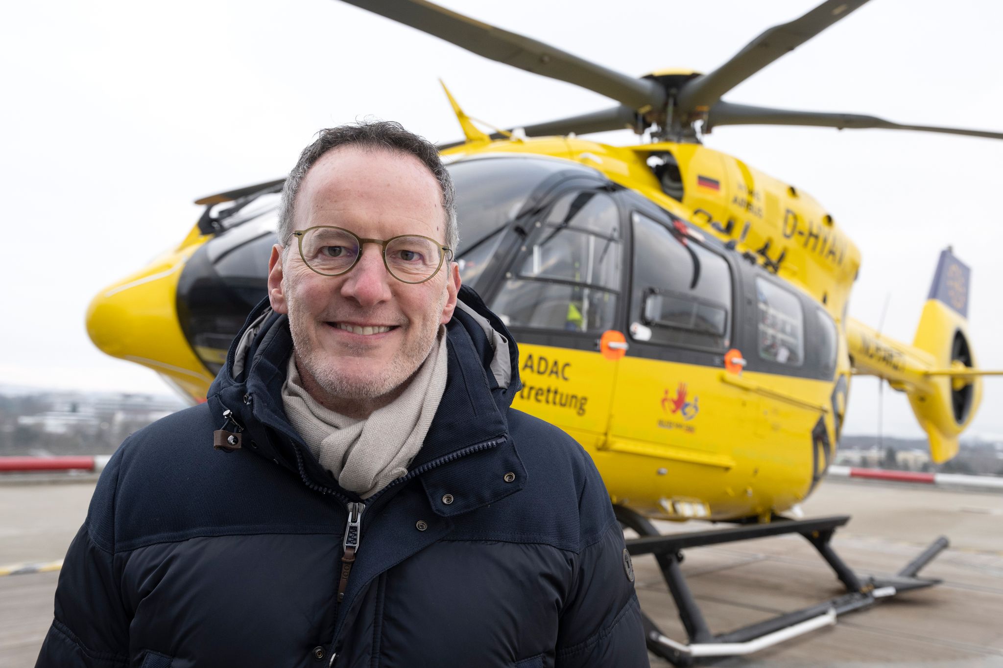 Innenminister Michael Ebling (SPD) steht vor dem Rettungshubschrauber «Christoph 77». Mit der Ausweitung des Rettungsdienstes aus der Luft reagiert die Landesregierung auf die veränderte Krankenhauslandschaft. 