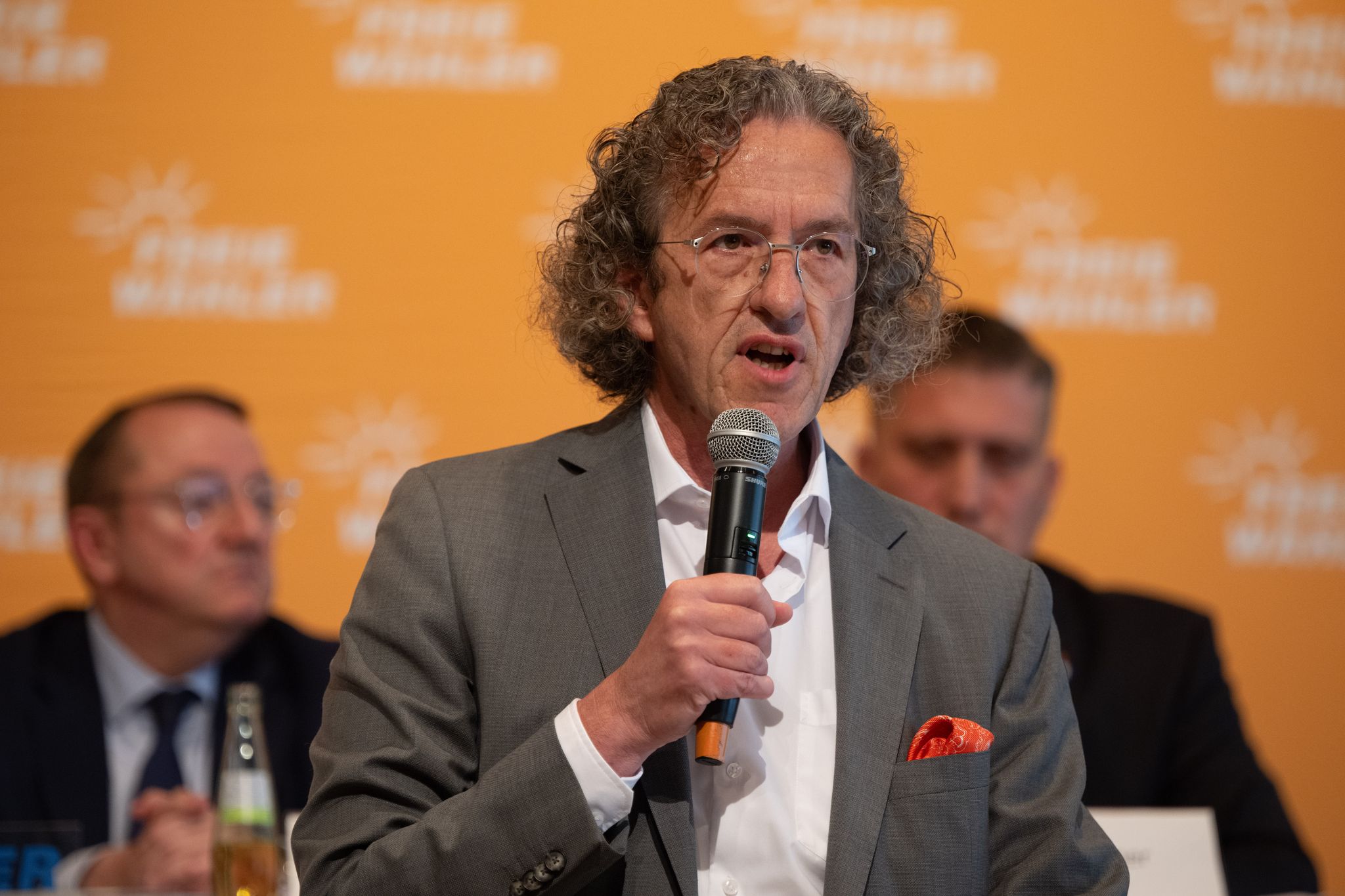 Der Spitzenkandidat der Freien Wähler, Joachim Streit, will sein beauftragtes Gutachten der Staatsanwaltschaft übergeben. (Archivbild)