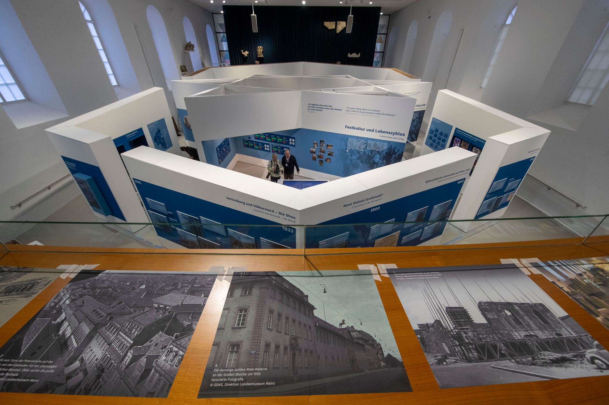 Die Ausstellung ist in der Form eine Davidsterns aufgebaut. 