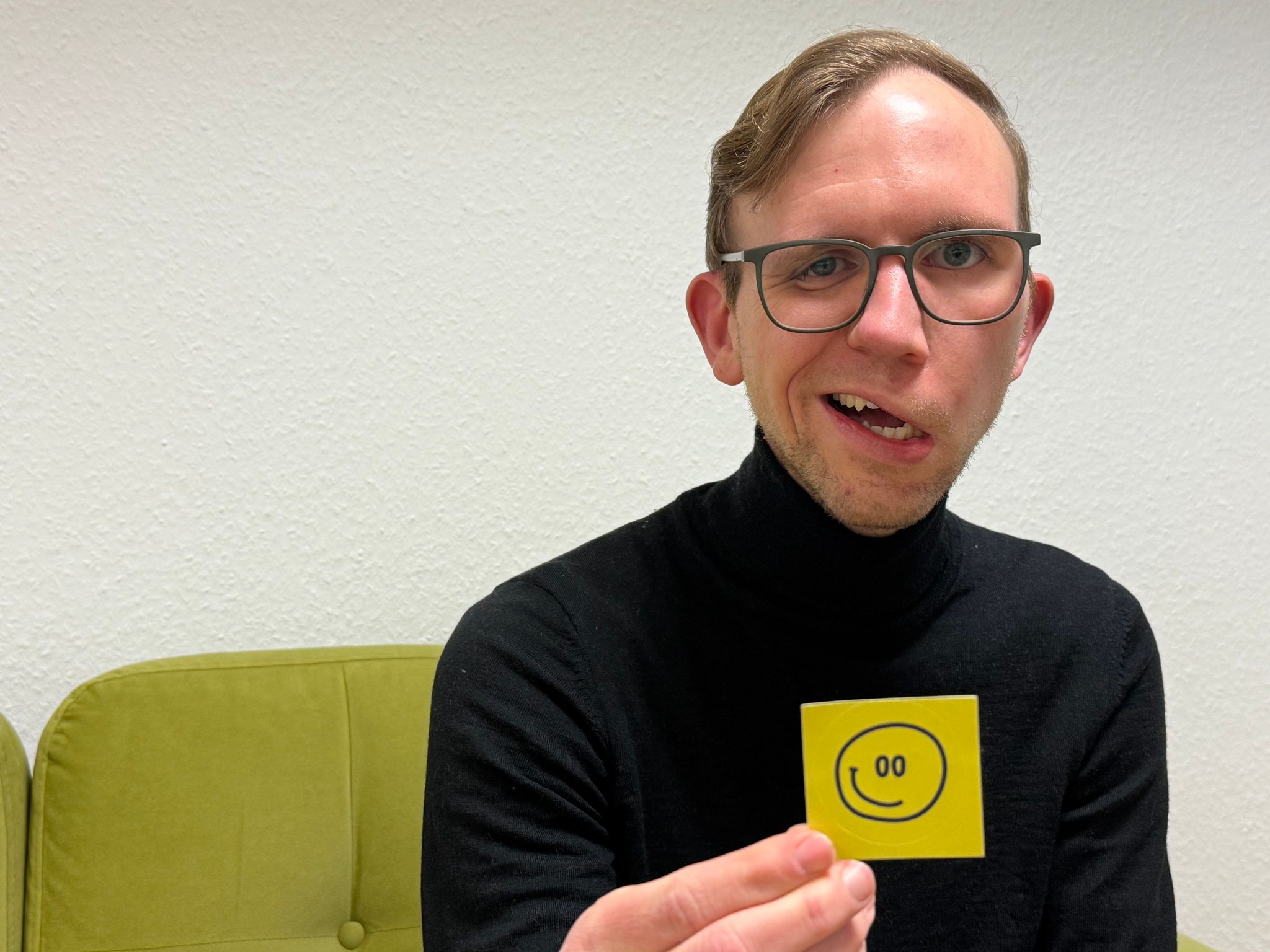 Mit einem Smiley mit schrägem Grinsen wirbt Friederich für seine Mutmacher-Aktion. 