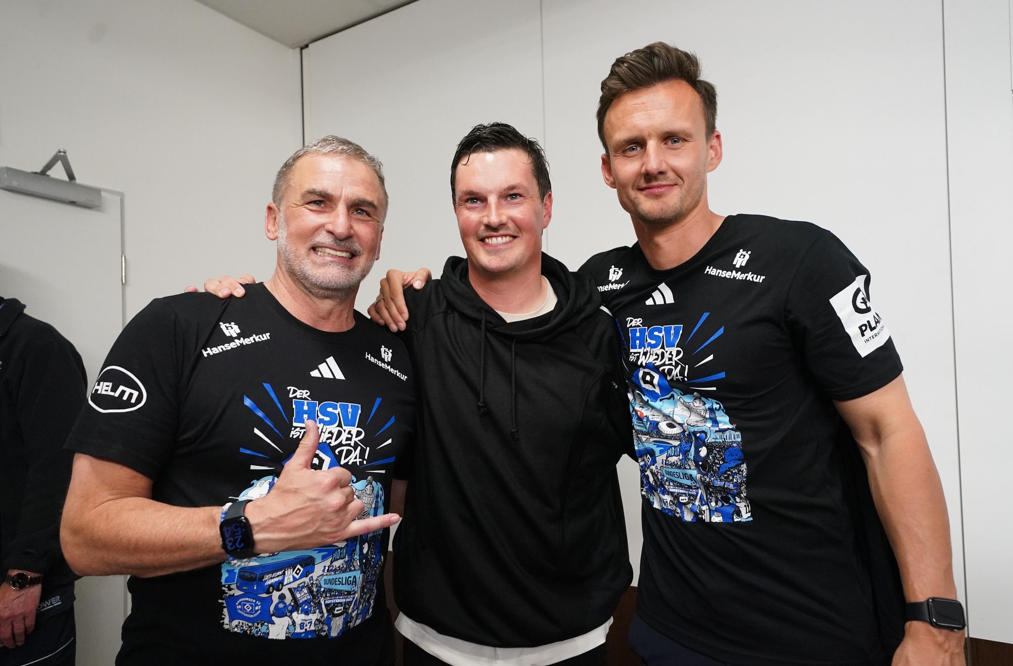 Hamburgs früherer Sportvorstand Stefan Kuntz (l-r), HSV-Trainer Merlin Polzin und Claus Costa, Sportdirektor, feiern den Aufstieg in die 1. Bundesliga. (Archivbild)