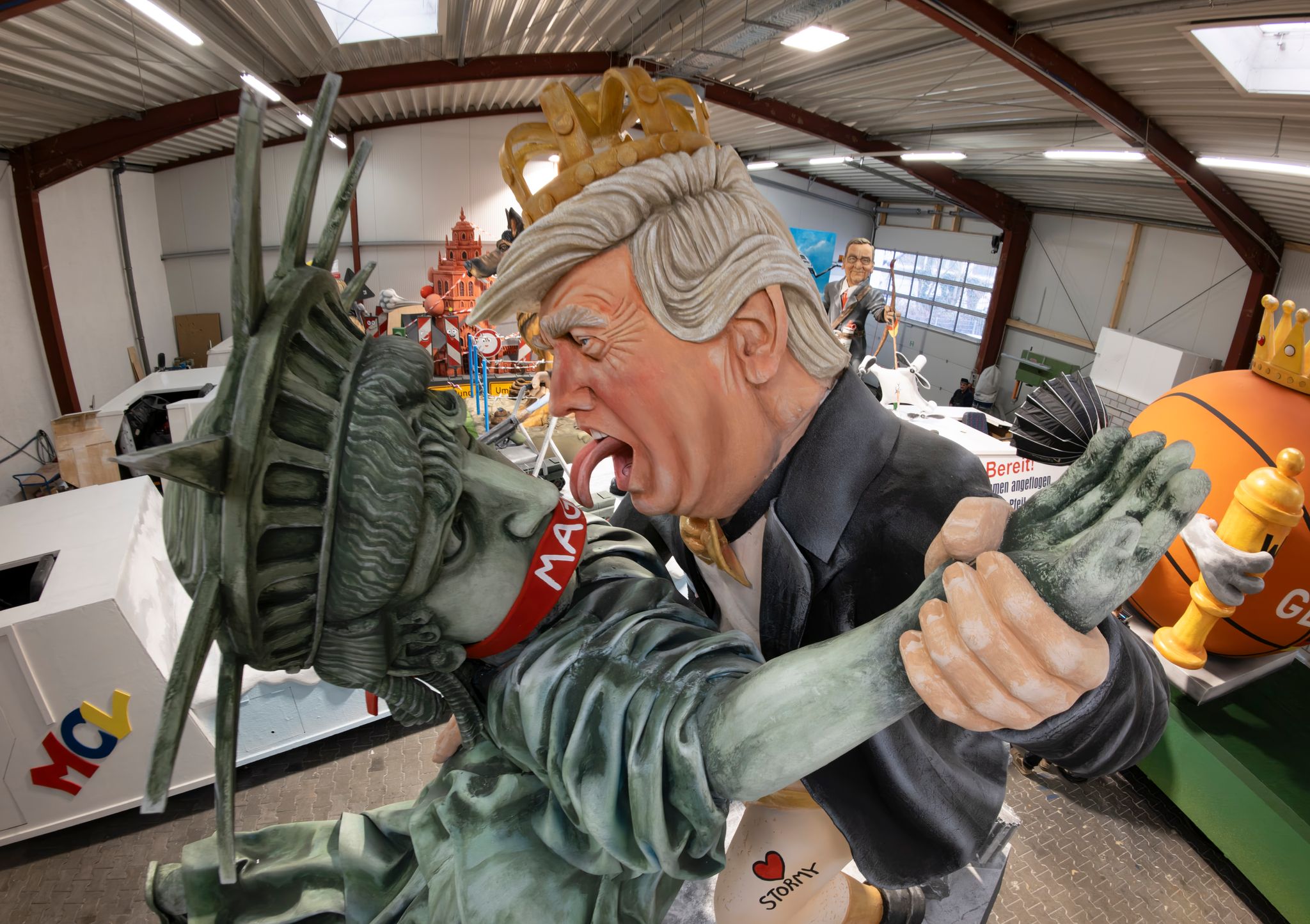 Trump und Lady Liberty drehen sich auf einem Motivwagen.