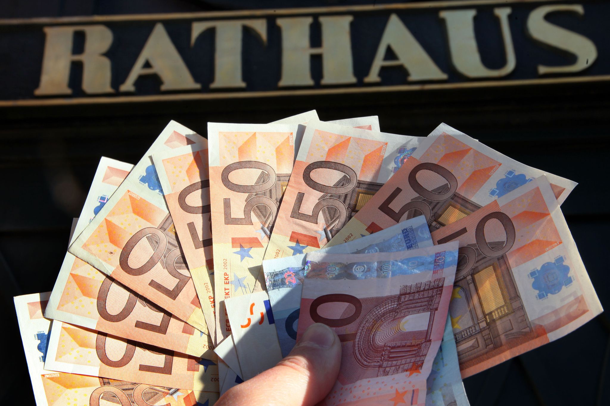 Hohe Sozialausgaben und überbordende Bürokratie belasten viele Kommunen. (Symbolfoto)