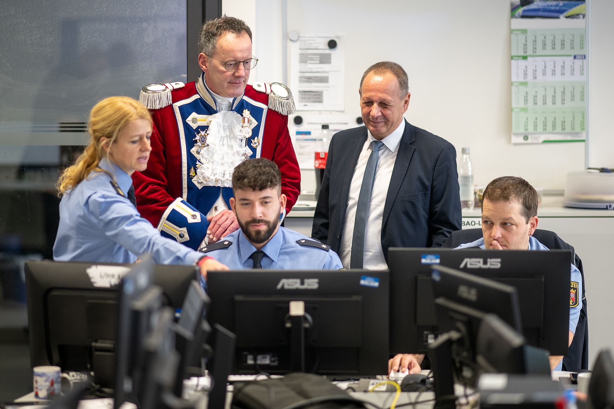 Der rheinland-pfälzische Innenminister und langjährige Mainzer Oberbürgermeister Michael Ebling (M.) ist begeisterter Fastnachter. (Archivbild)