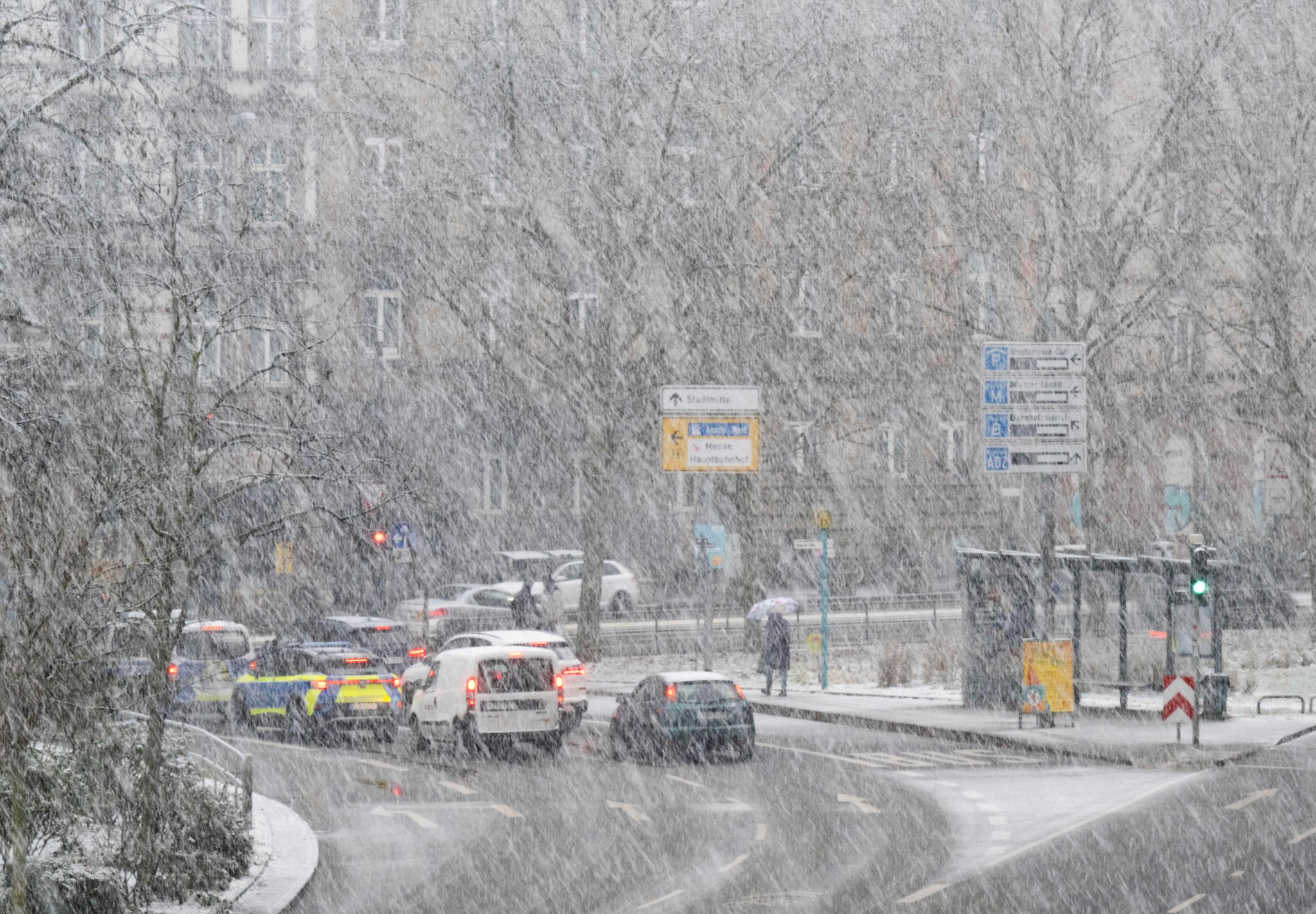 Die Autofahrer müssen sich auf starken Schneefall einstellen.