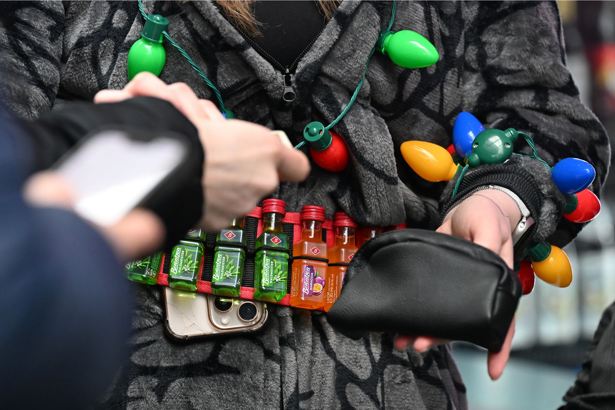 Die Polizisten kontrollieren auch die Taschen der Jugendlichen. 