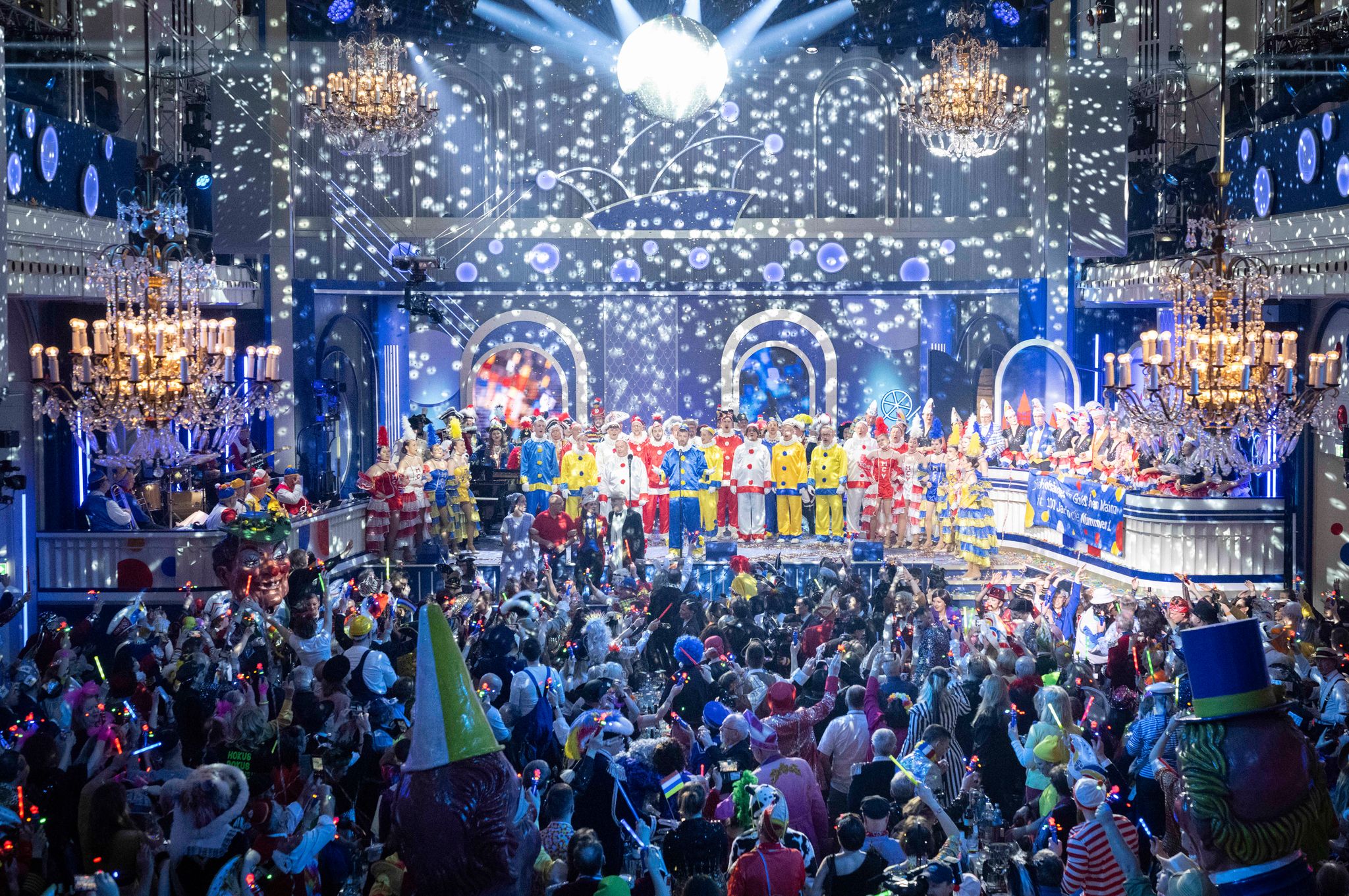 Am Ende wird es bunt mit reichlich Konfetti: Die Mainzer Hofsänger, die ihren 100. Geburtstag feiern, treten ganz am Ende auf. 