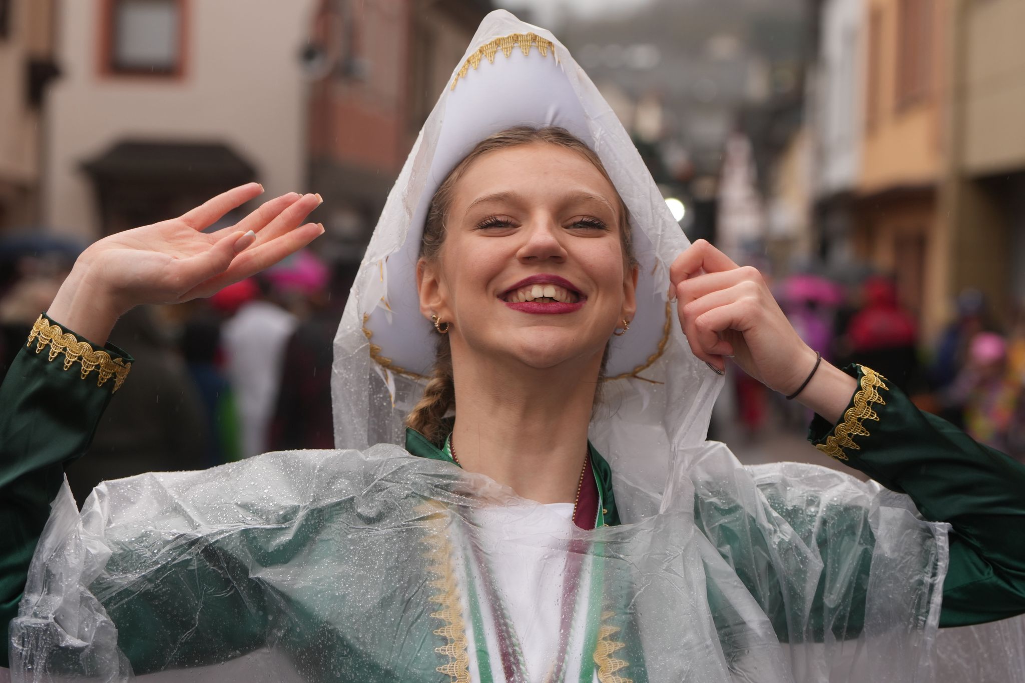 Vielerorts startet der Straßenkarneval am Weiberdonnerstag mit der Erstürmung der Rathäuser, Partys und Umzügen.