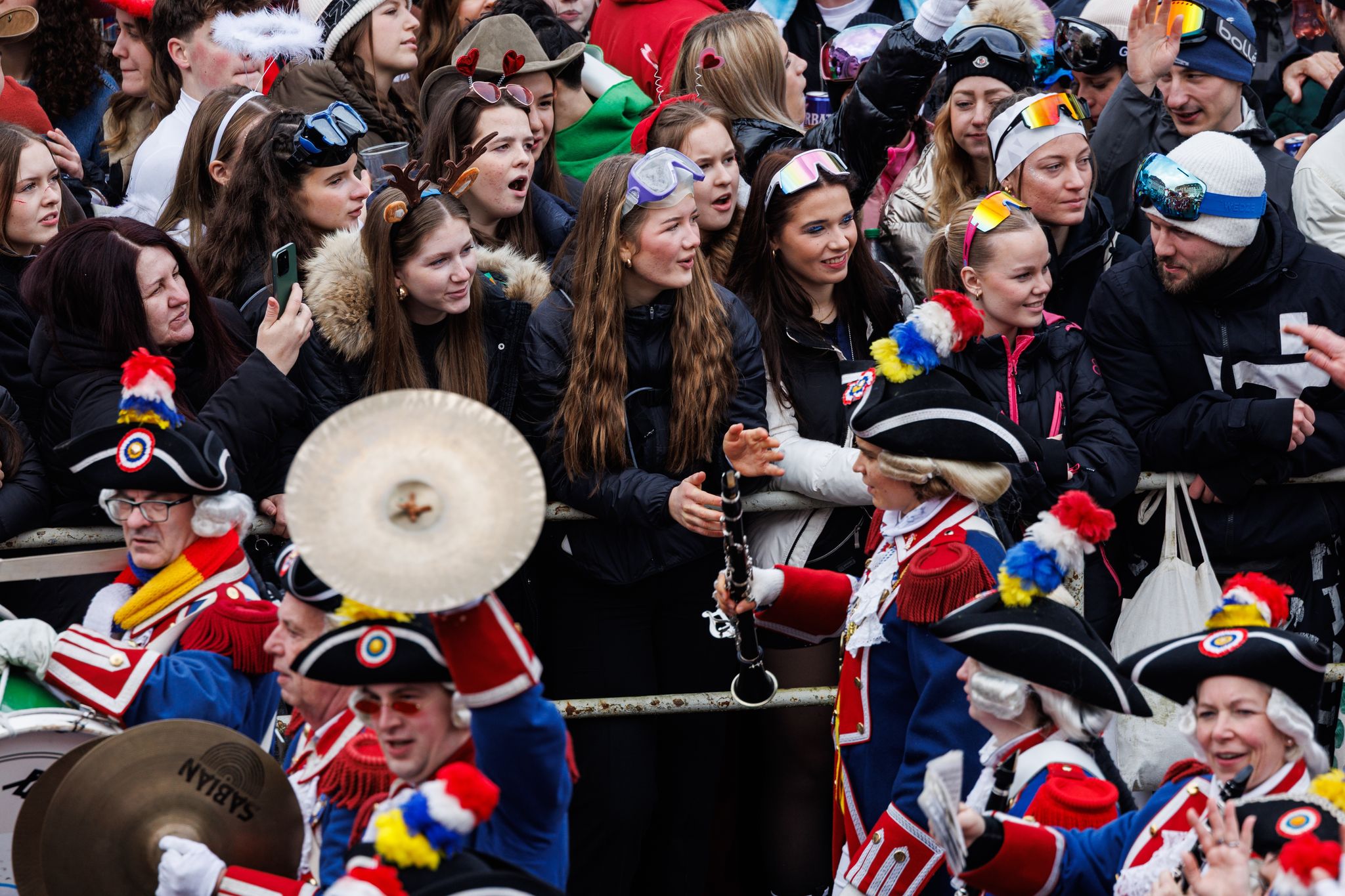 Viele haben sich bei dem nass-kalten Wetter als Sikfahrer oder Skifahrerinnen kostümiert.