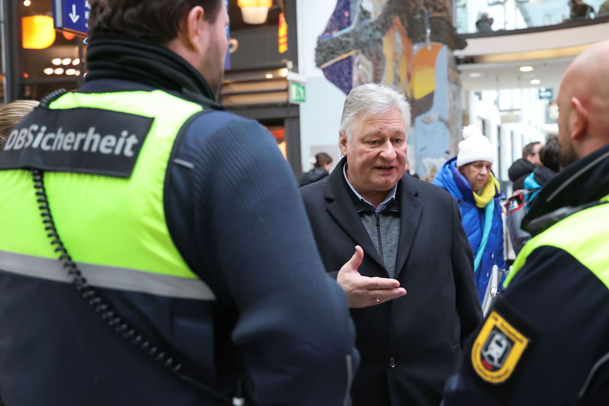 EVG-Chef Martin Burkert fordert eine flächendeckende Doppelbesetzung vor allem in Regionalzügen. (Archivbild)