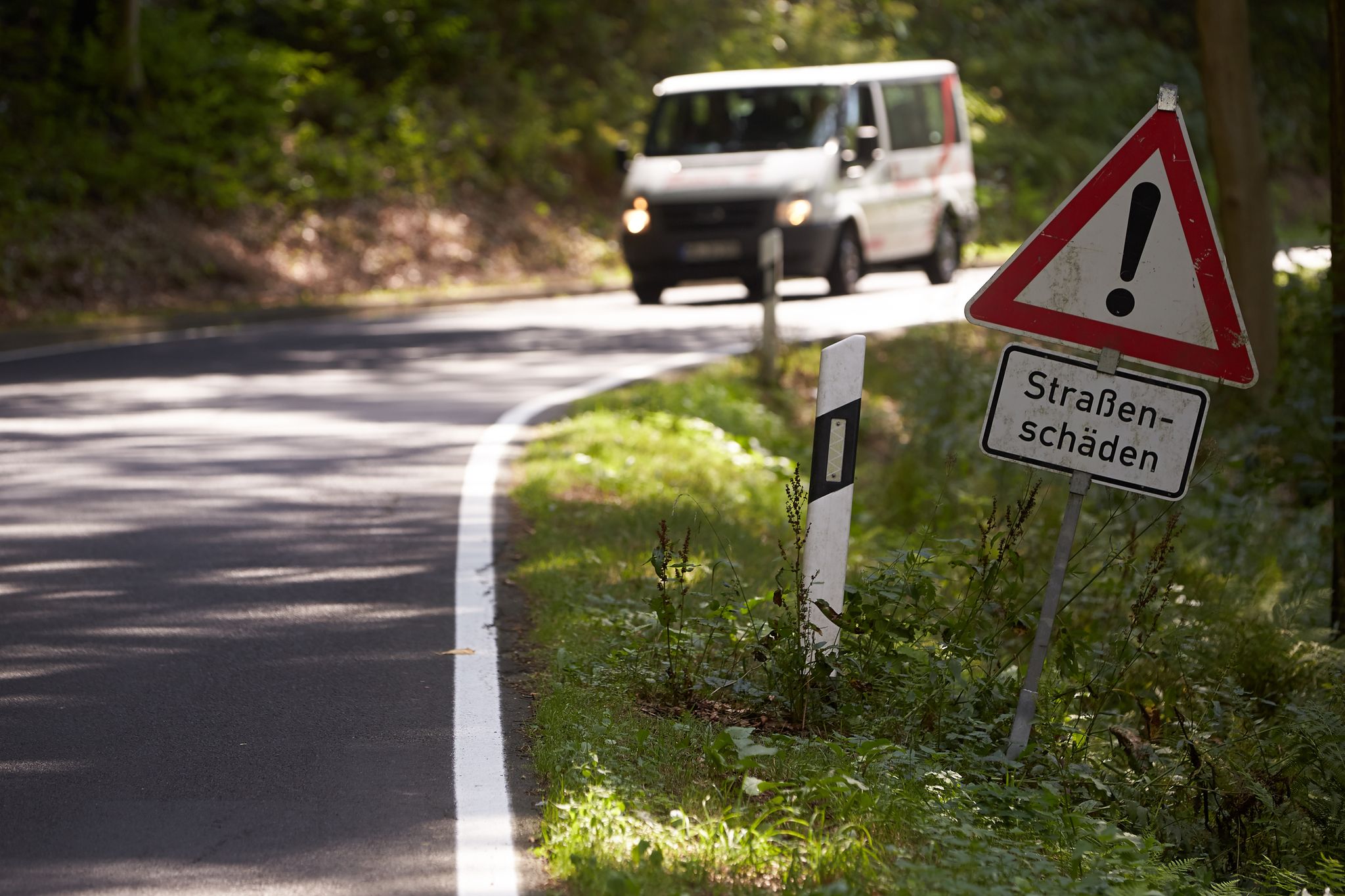 Der Zustand der Kreisstraßen habe sich in den vergangenen Jahren weiter verschlechtert, moniert der Rechnungshof. (Archivbild)
